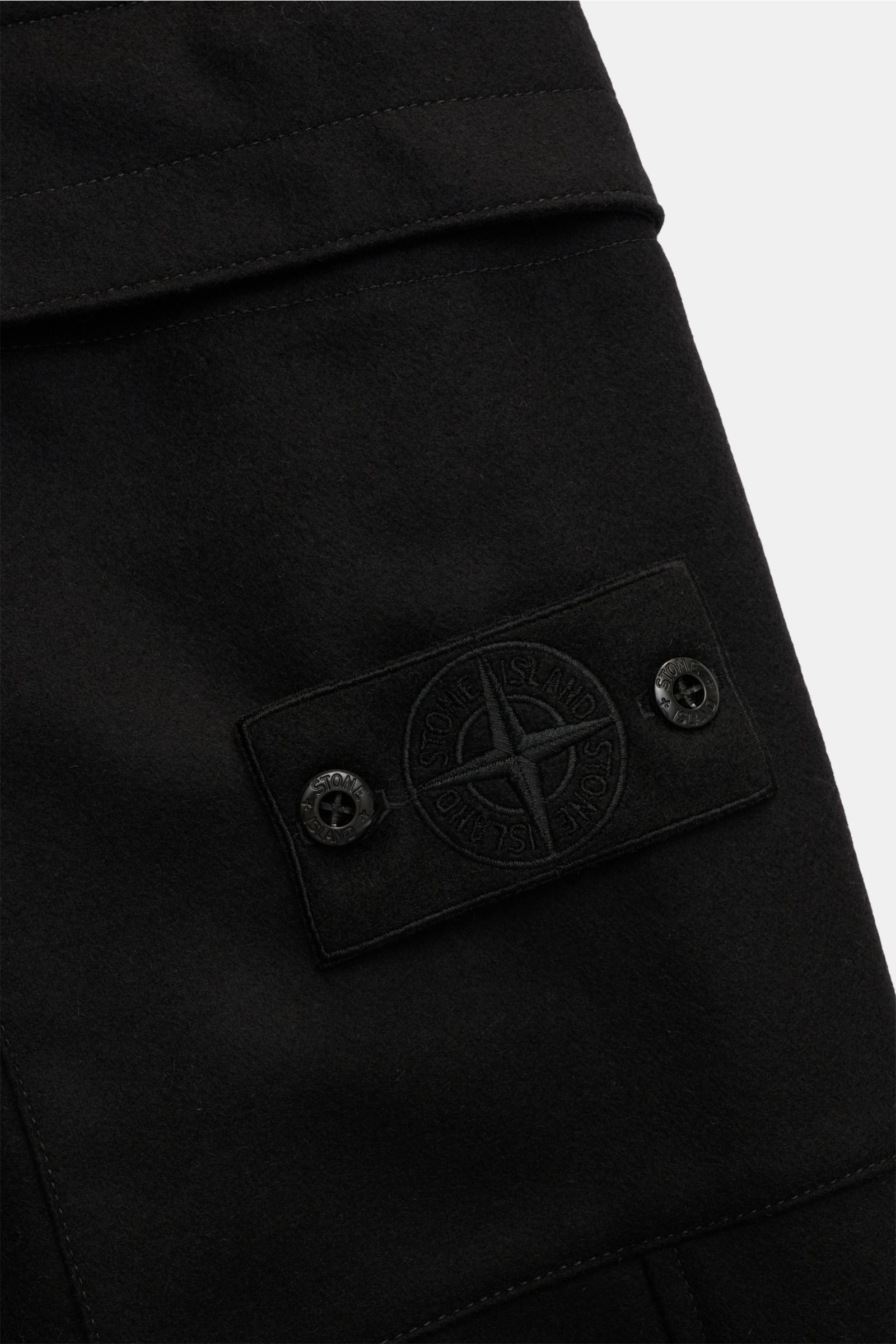 Stone Island Cargo-Jogpants 'Flannel Ghost Piece' schwarz, Detailansicht der monochromen Cargo-Tasche mit Kompass-Badge, schmale Passform, hochwertige Flanellqualität.