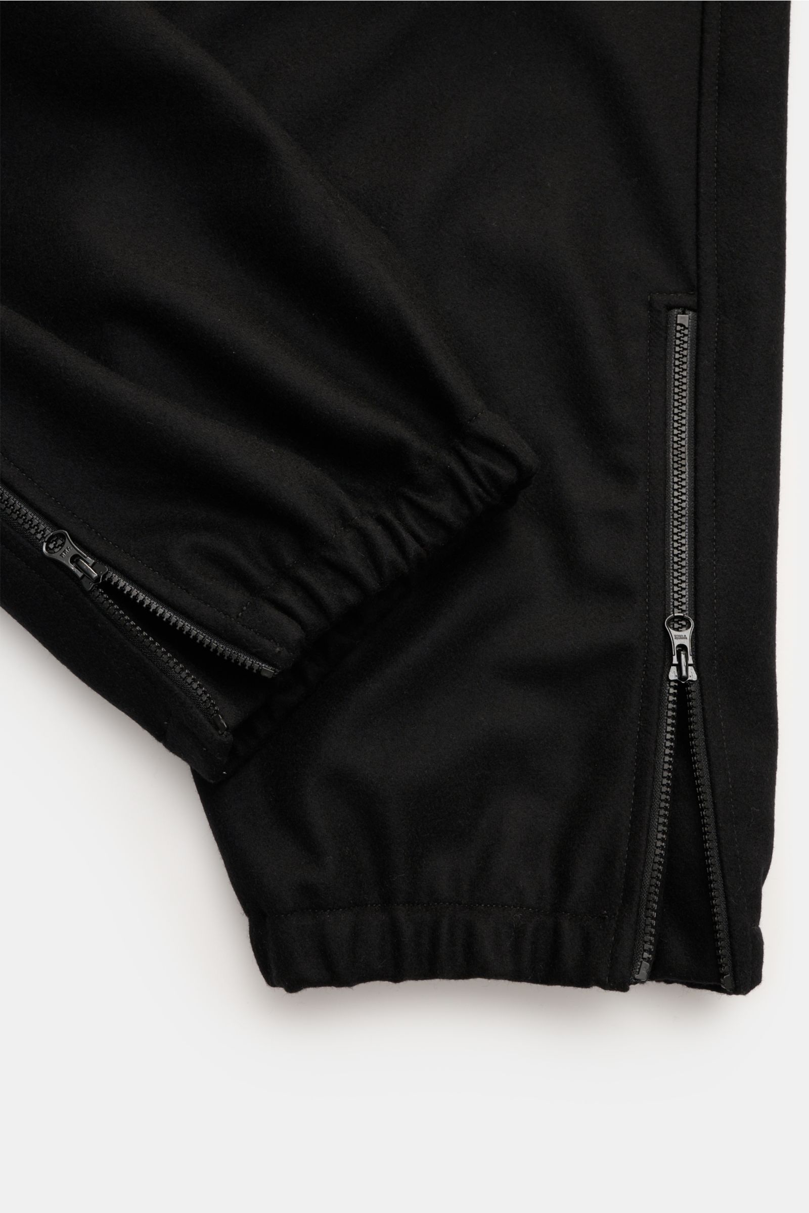 Stone Island Cargo-Jogpants 'Flannel Ghost Piece' schwarz, Detailaufnahme der elastischen, regulierbaren Beinabschlüsse mit Reißverschluss, aus Flanell.