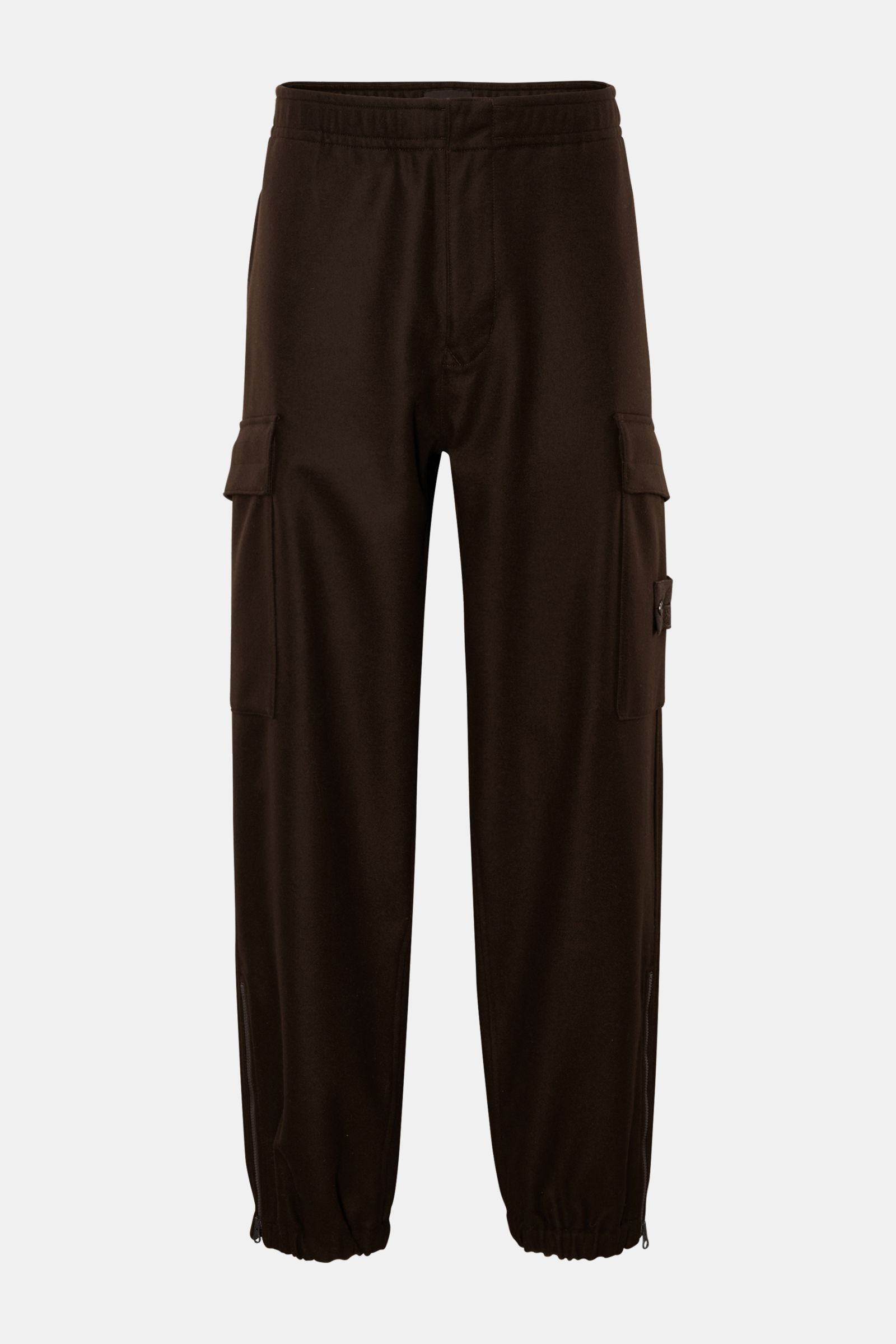 Stone Island Cargo-Jogpants 'Flannel Ghost Piece' dunkelbraun, frontal fotografiert, schmal zulaufend, mit elastischem Bund, Cargo-Taschen und monochromem Kompass-Badge.