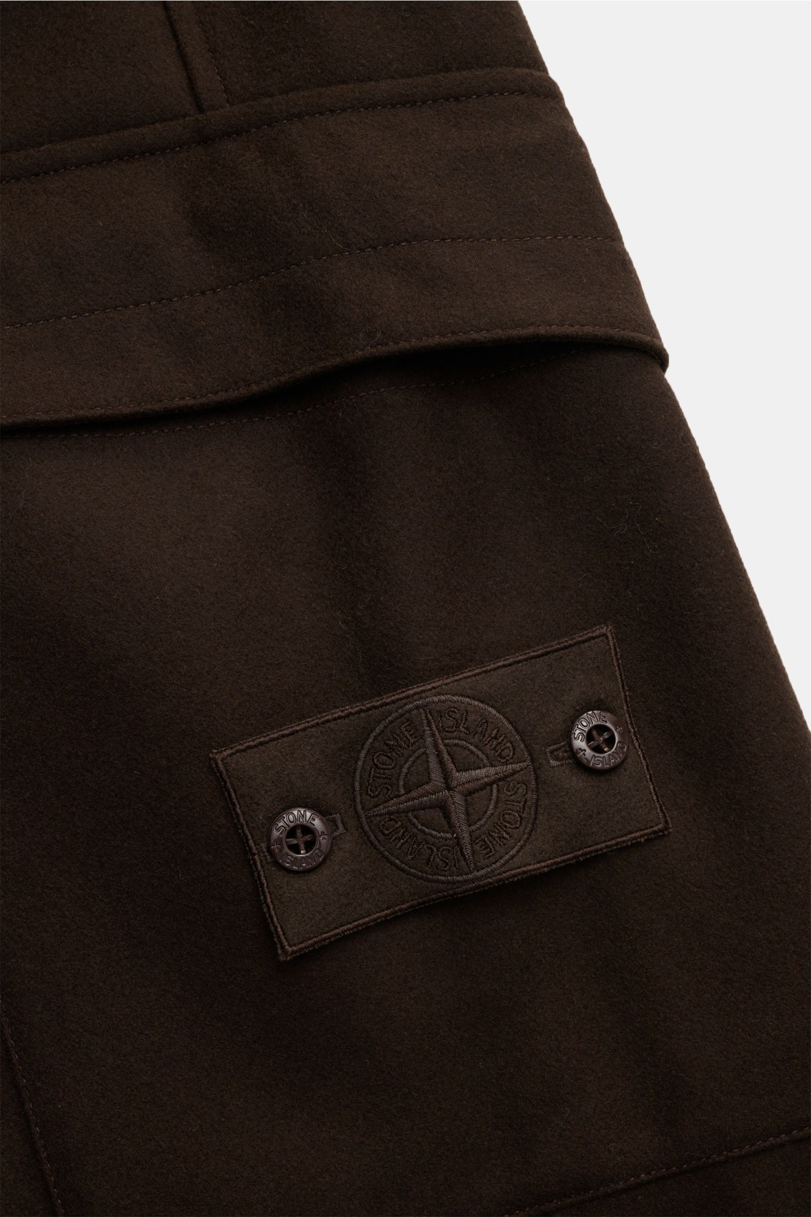 Stone Island Cargo-Jogpants 'Flannel Ghost Piece' dunkelbraun, Detailaufnahme der typischen Cargo-Tasche mit monochromem Kompass-Badge, Flanell aus Schurwolle und Microfaser.