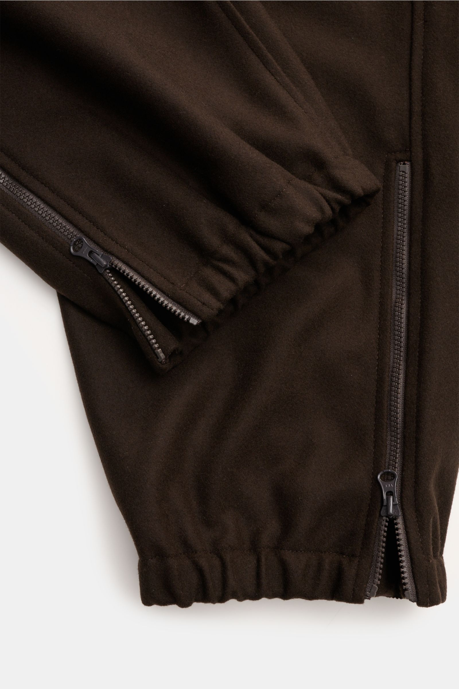 Stone Island Cargo-Jogpants 'Flannel Ghost Piece' dunkelbraun, Detailaufnahme von unten, Tapered Fit mit Reißverschluss und elastischem Bund.