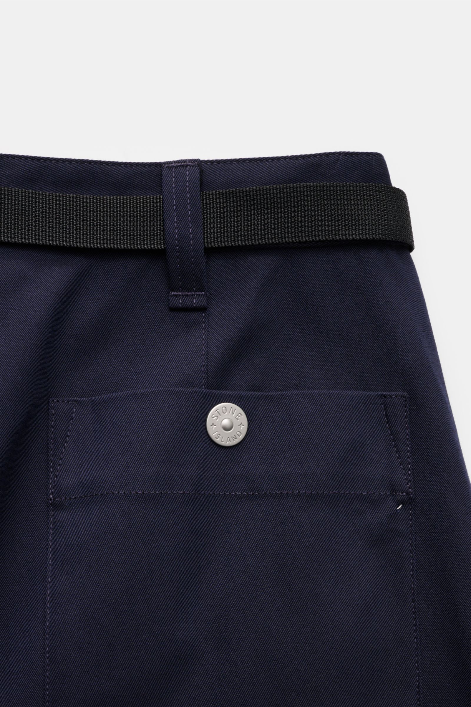Stone Island Chino 'Marina' navy, Rückansicht mit Knopf-Gesäßtasche, Nylonbandgürtel, Twill-Baumwoll-Mix, maritim inspirierte Lässigkeit.