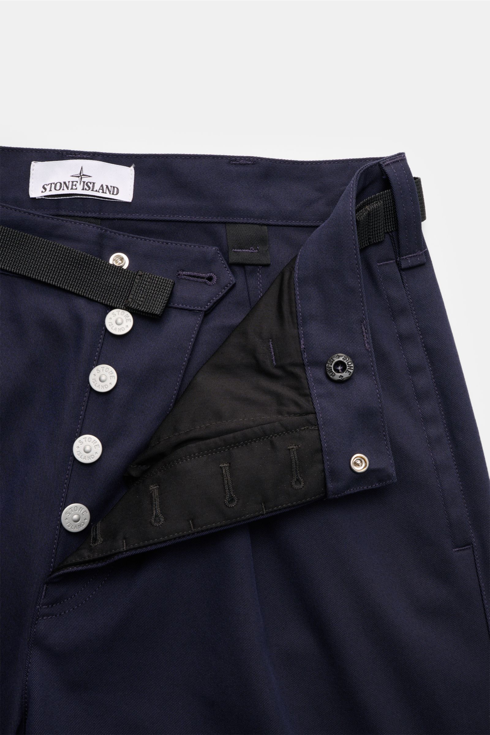 Stone Island Chino 'Marina' navy in Detailaufnahme von oben, Twill-Baumwoll-Mix mit Button Fly und Nylonbandgürtel.