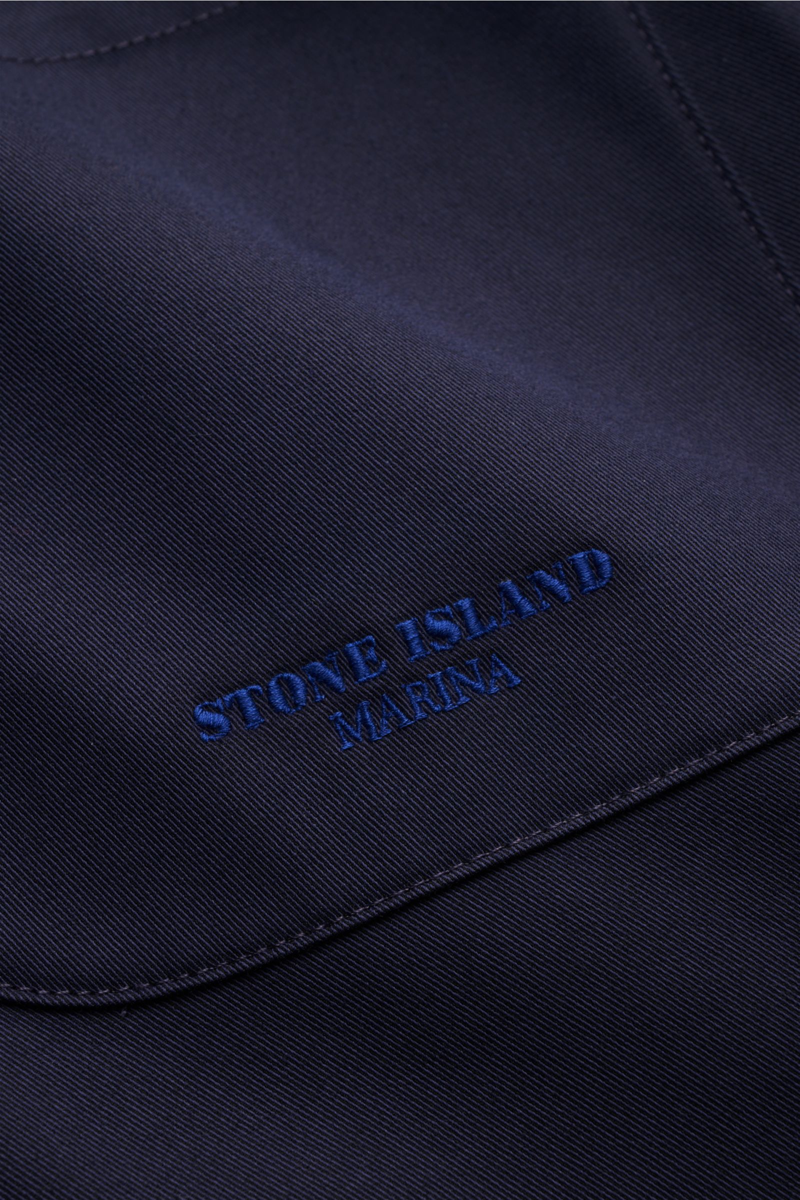 Stone Island Chino 'Marina' navy in Nahaufnahme von hinten mit Marina-Stickdetail auf dunkelblauem Baumwoll-Twill.