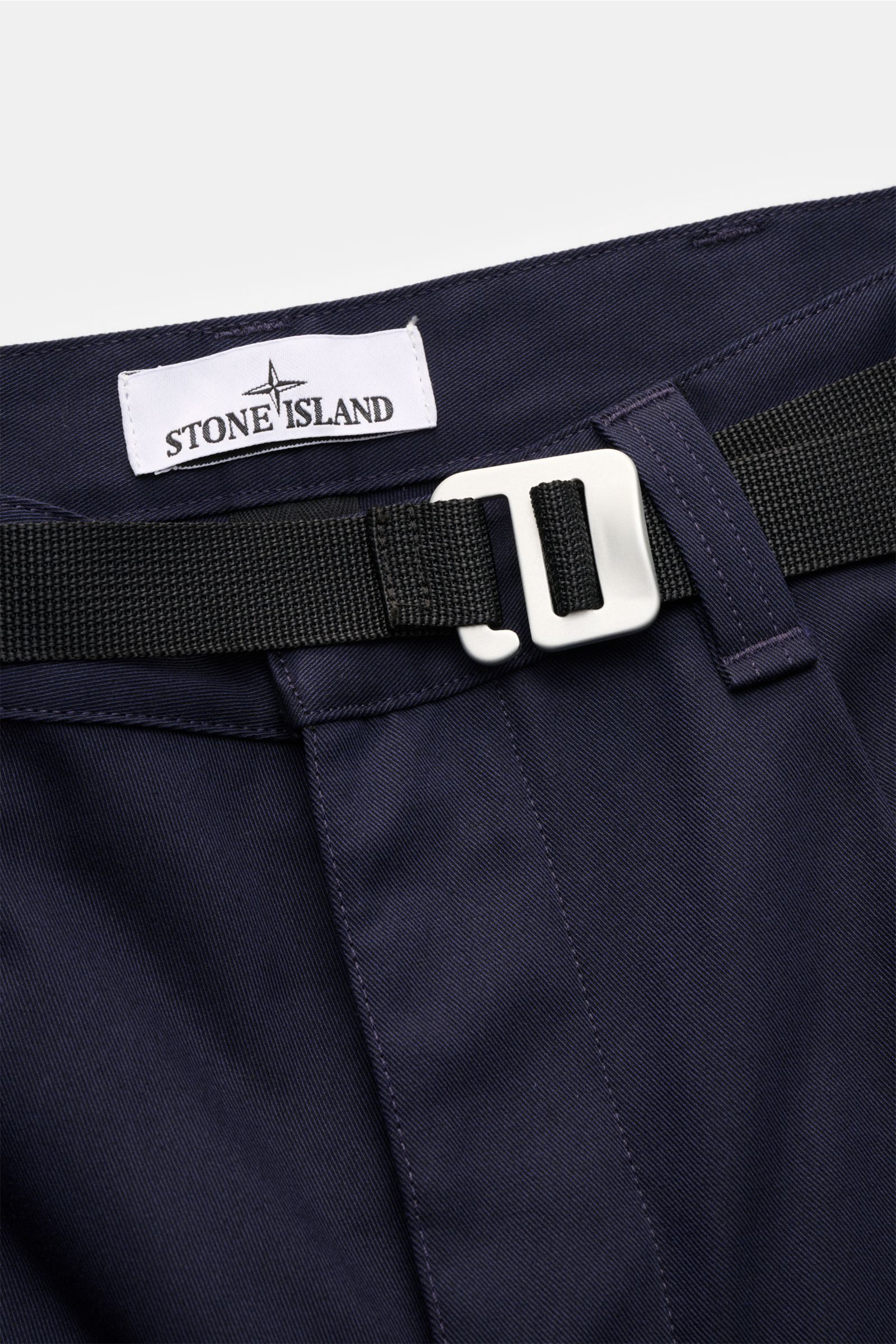 Stone Island Chino 'Marina' navy in Nahaufnahme von oben, Twill-Baumwoll-Mix, Nylonbandgürtel mit G-Haken-Schnalle, Button Fly.