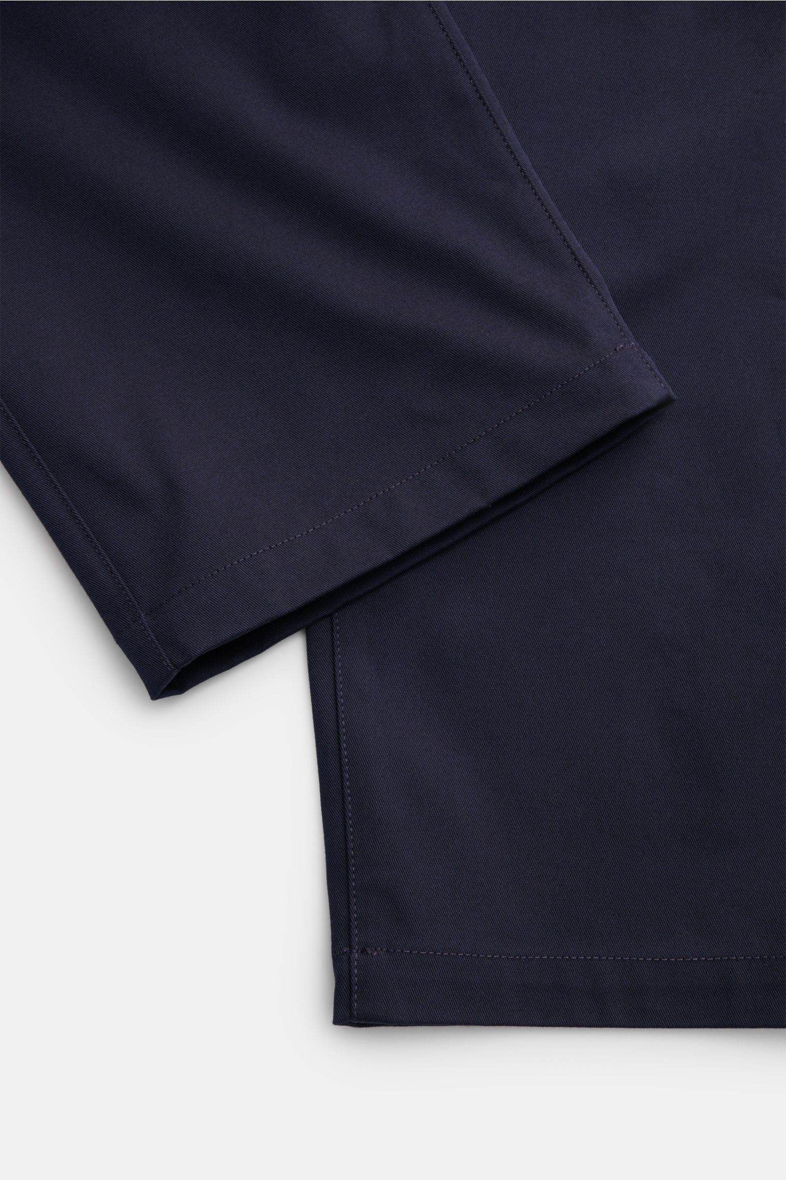 Stone Island Chino 'Marina' navy in Nahaufnahme von unten, Baumwoll-Microfaser-Twill, Regular Fit, gerader, kurzer Schnitt.