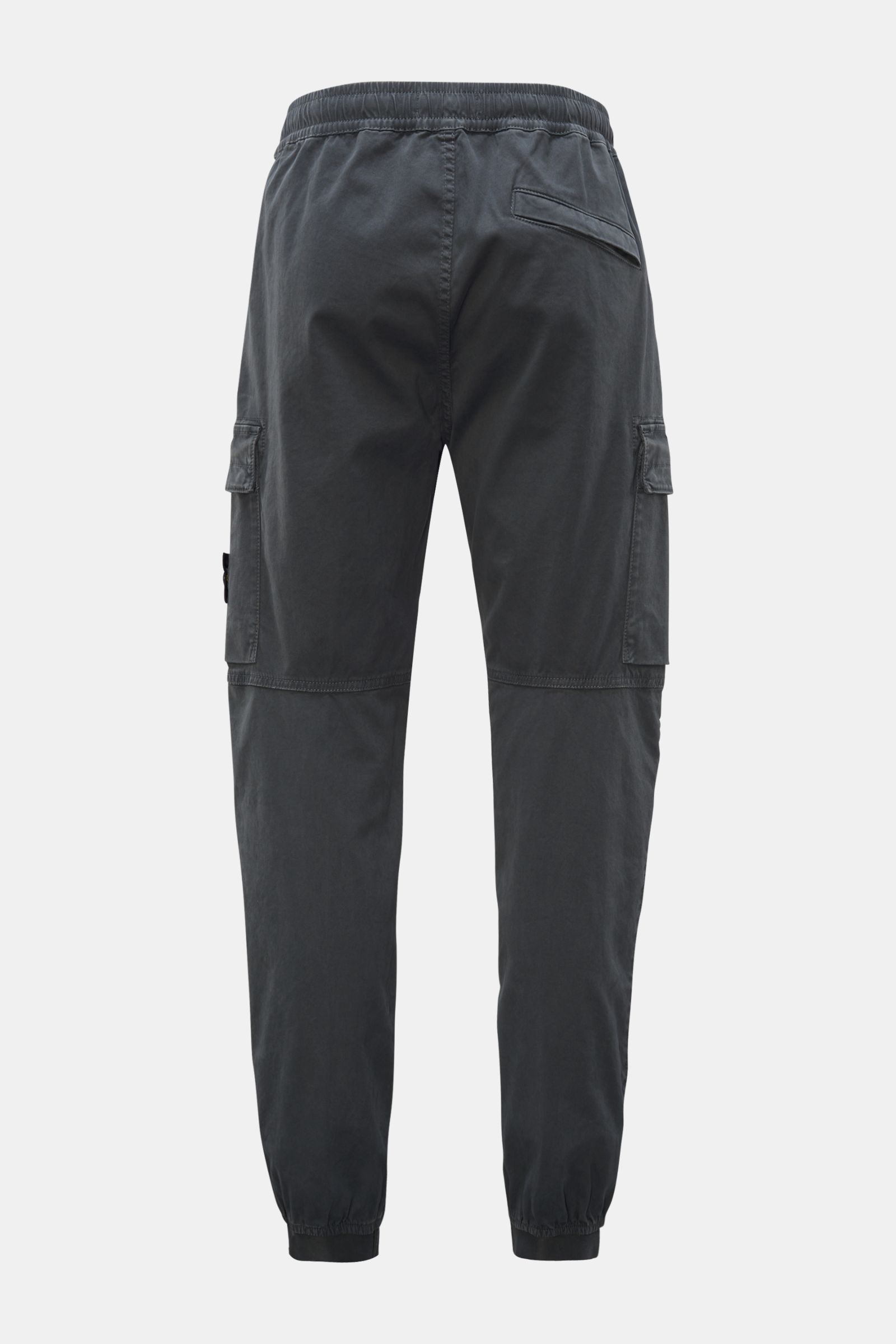 Stone Island Cargo-Jogpants dunkelgrau, hinten fotografiert, aus elastischer Bio-Baumwolle mit Cargo- und Zipper-Taschen, tapered Fit.