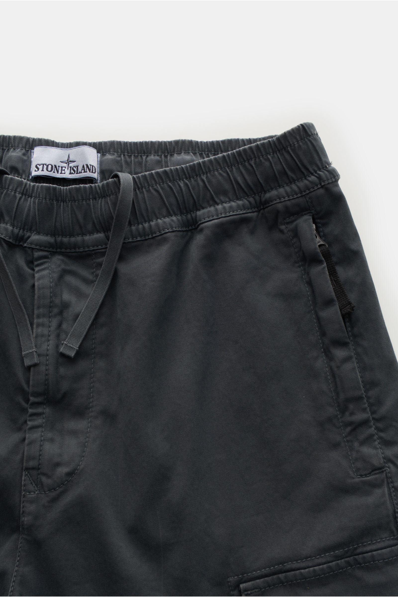 Stone Island Cargo-Jogpants dunkelgrau aus elastischer Bio-Baumwolle mit Tunnelzug, Reißverschluss, Cargo-Taschen und Kompass-Badge, Nahaufnahme von oben
