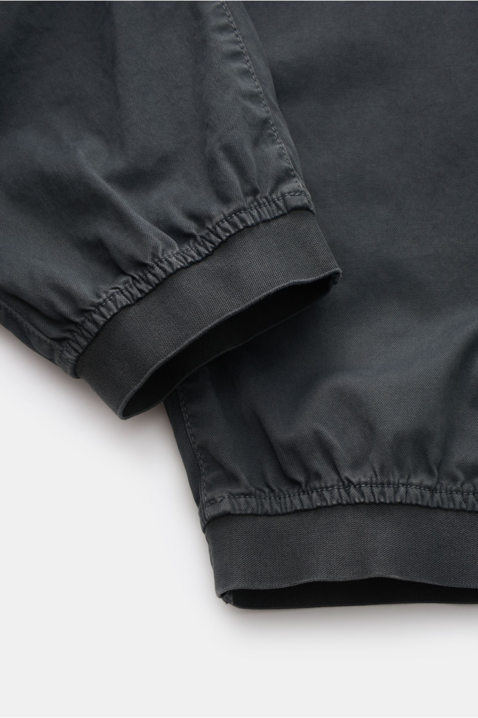 Nahaufnahme der elastischen Beinabschlüsse der Stone Island Cargo-Jogpants dunkelgrau aus stückgefärbter Bio-Baumwolle mit weichem Griff.