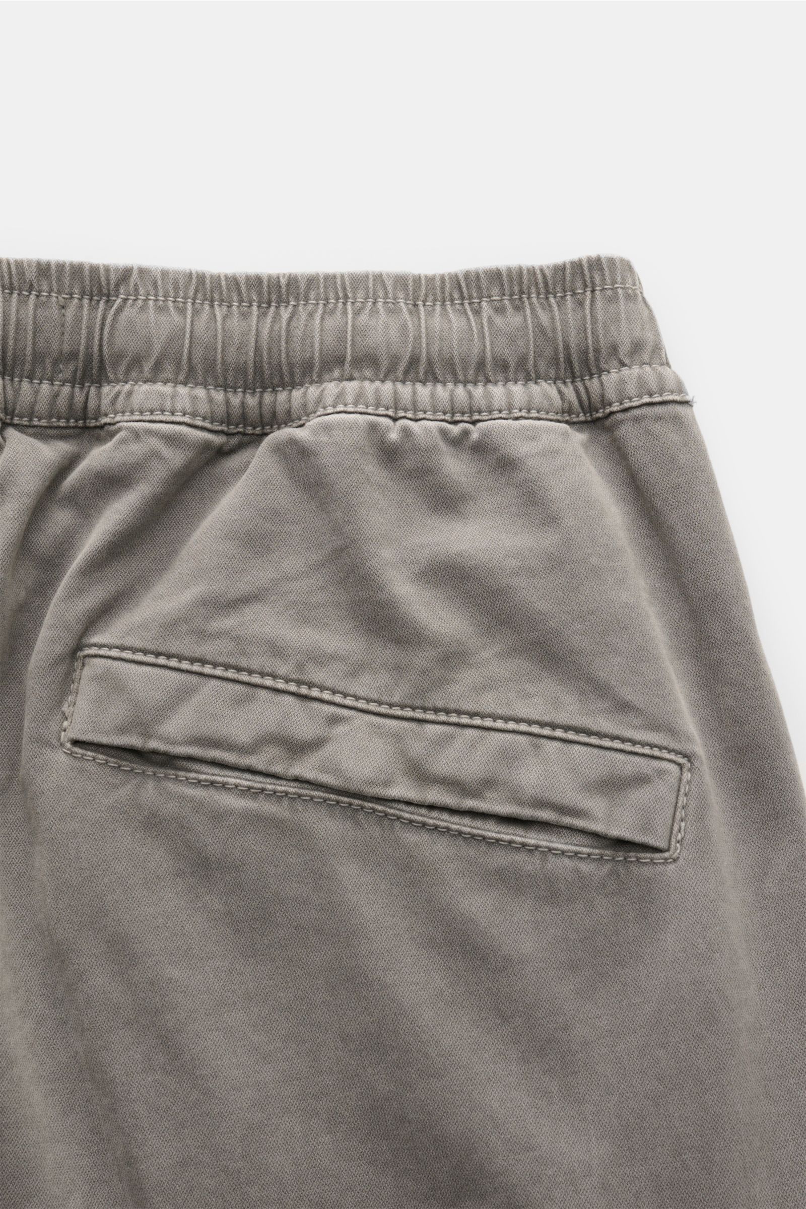 Stone Island Cargo-Jogpants grau im Close-up von hinten mit elastischem Bund, Gesäßtasche mit Druckknopf, Bio-Baumwolle, Tapered Fit.