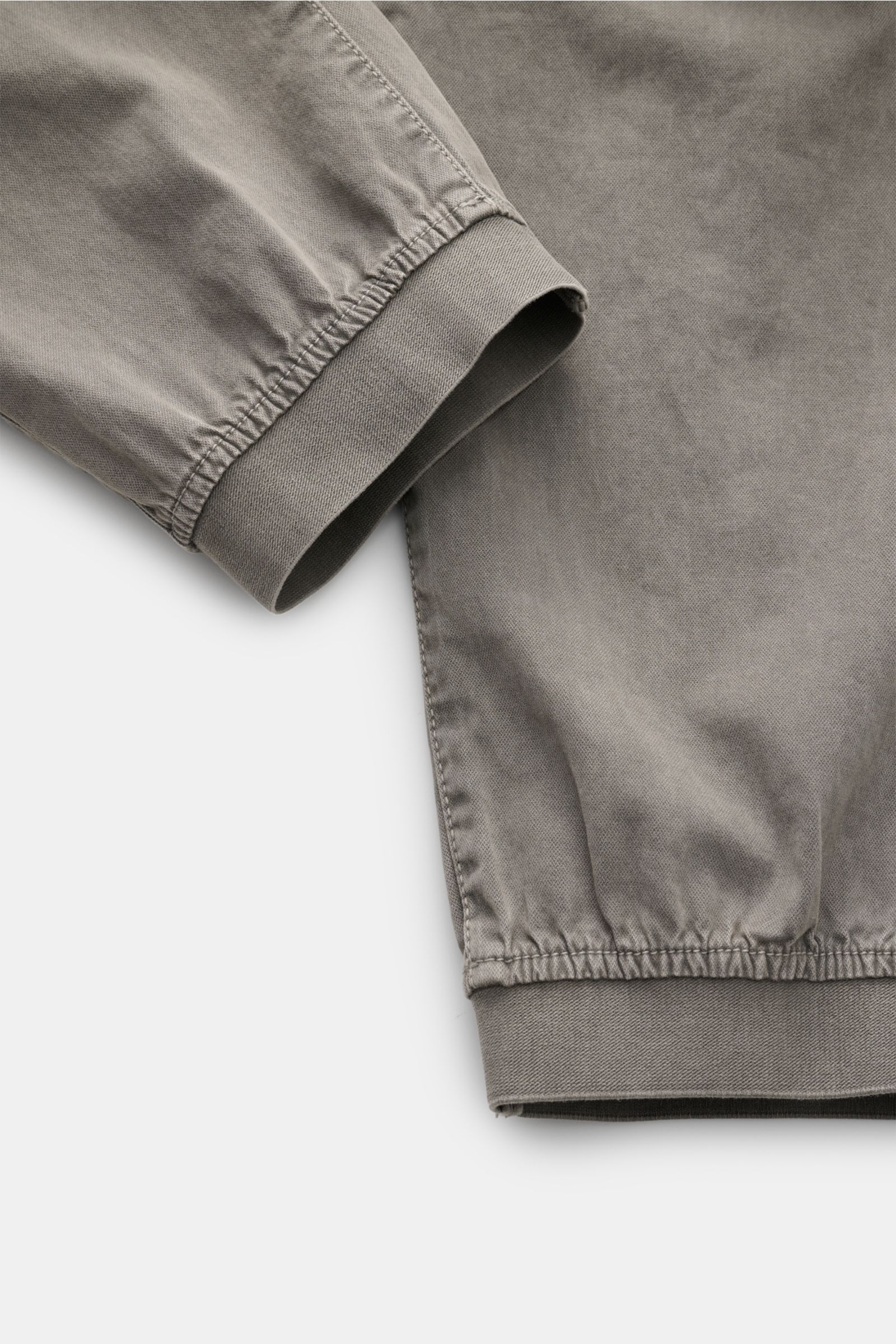 Stone Island Cargo-Jogpants grau, Detailansicht von Ärmel und Saum aus elastischer Bio-Baumwolle, weicher Griff, garment dyed.