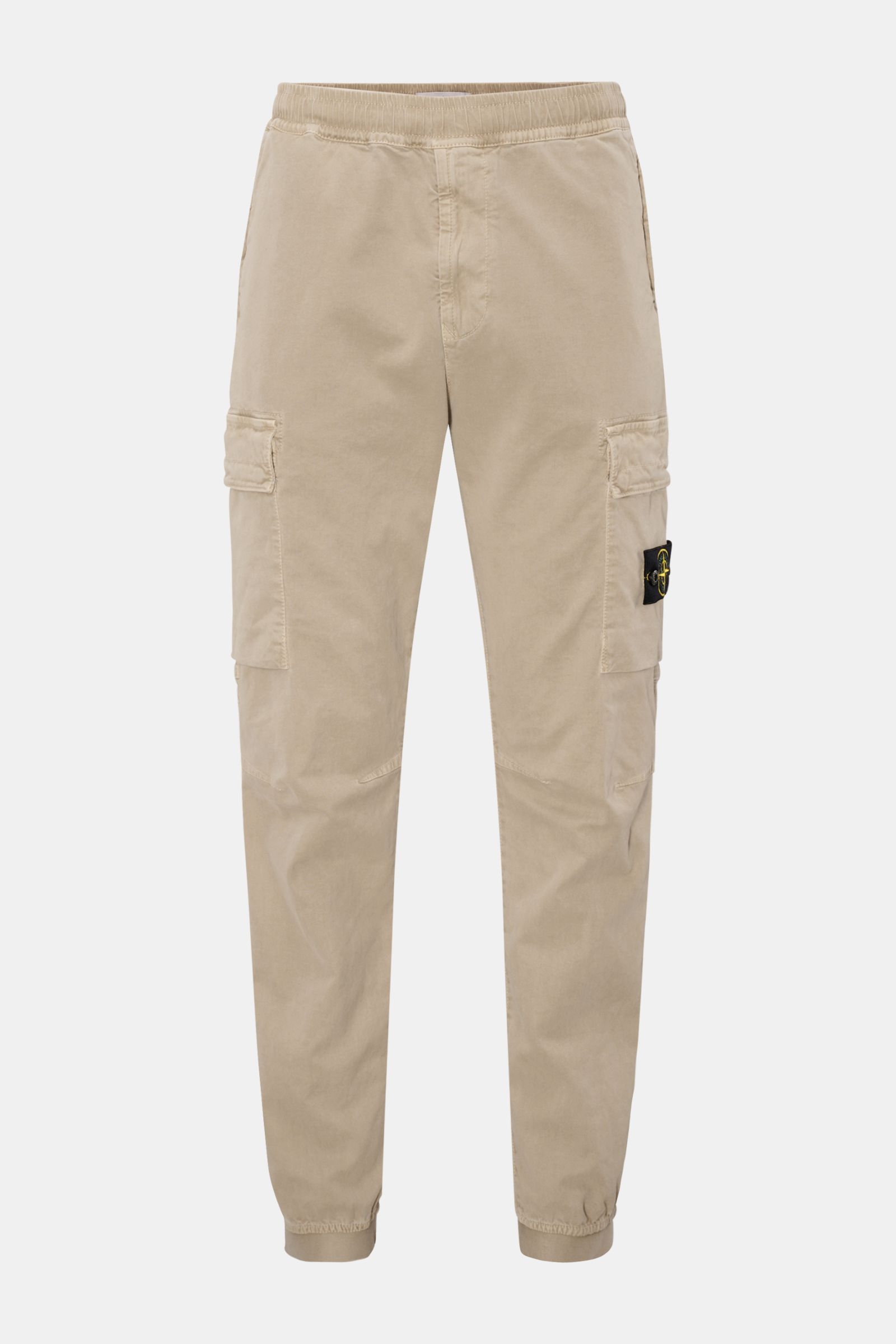 Stone Island Cargo-Jogpants beige, frontale Ansicht, aus elastischer Bio-Baumwolle, kurzer Schnitt, Tapered Fit, Cargo- und Zipper-Taschen, Kompass-Badge, elastischer Bund und Beinabschlüsse.