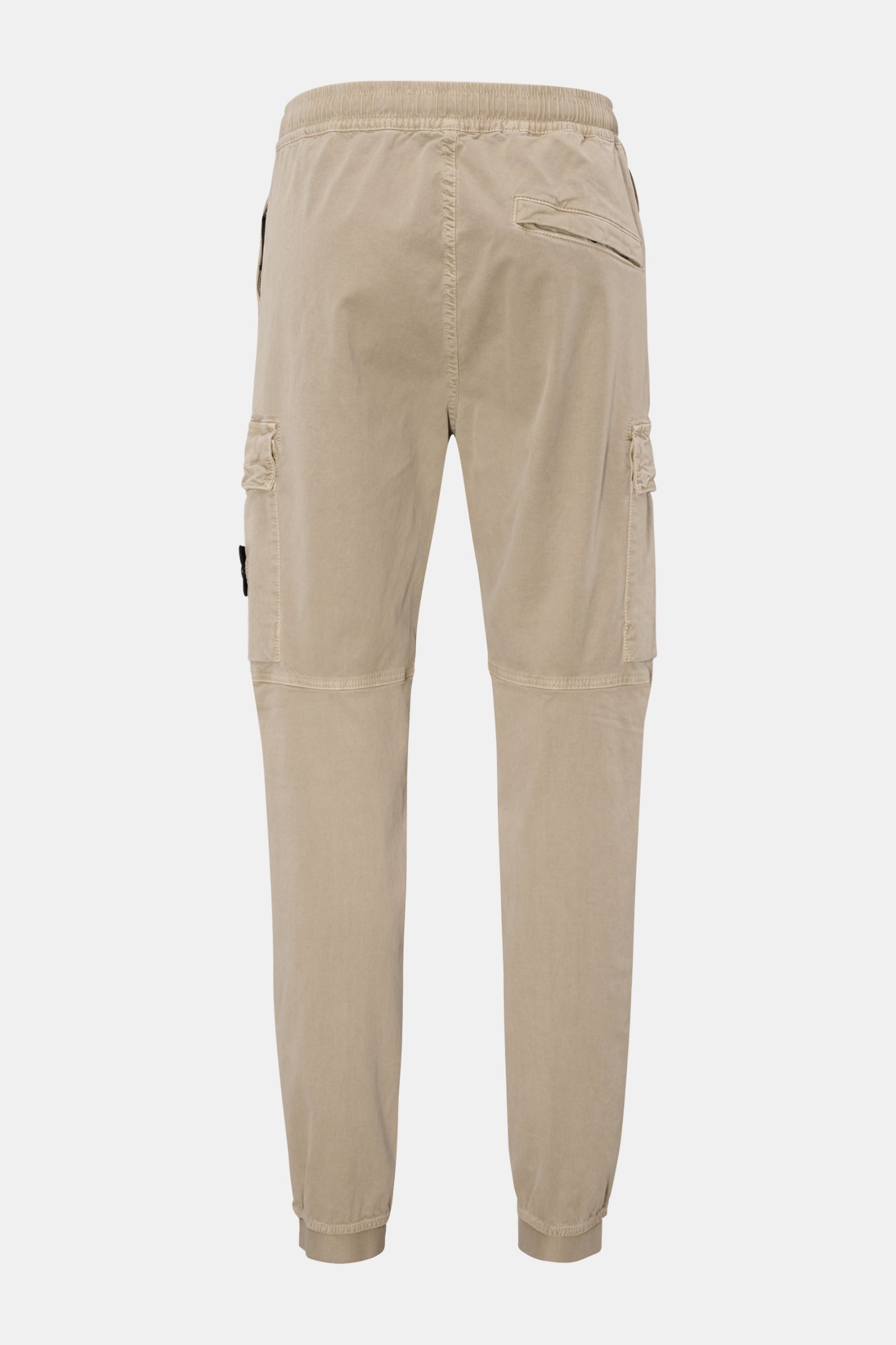 Rückansicht der Stone Island Cargo-Jogpants beige aus elastischer, garment dyed Bio-Baumwolle mit Cargo-Taschen, Kompass-Badge, Reißverschluss und elastischem Bund.