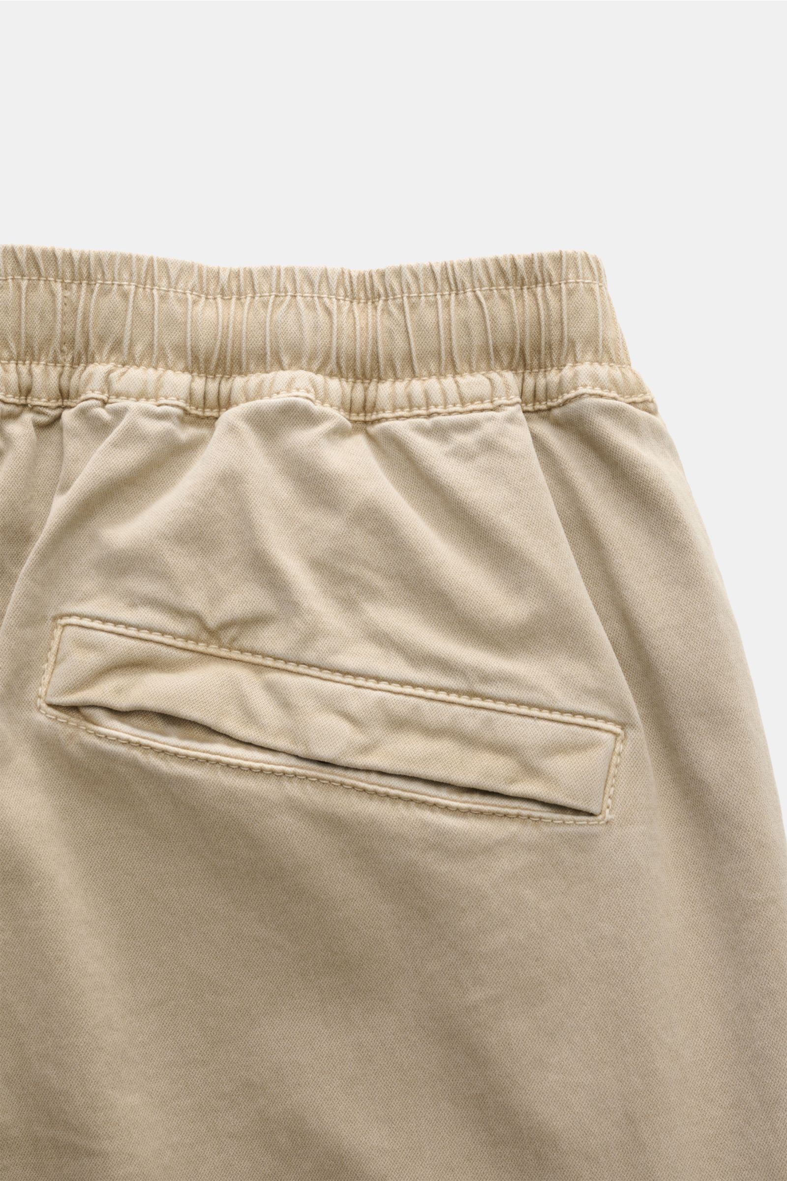 Stone Island Cargo-Jogpants beige, Detailansicht Gesäßtasche, elastischer Bund, Bio-Baumwolle, kurzer Tapered Fit, Utilitywear-Design.