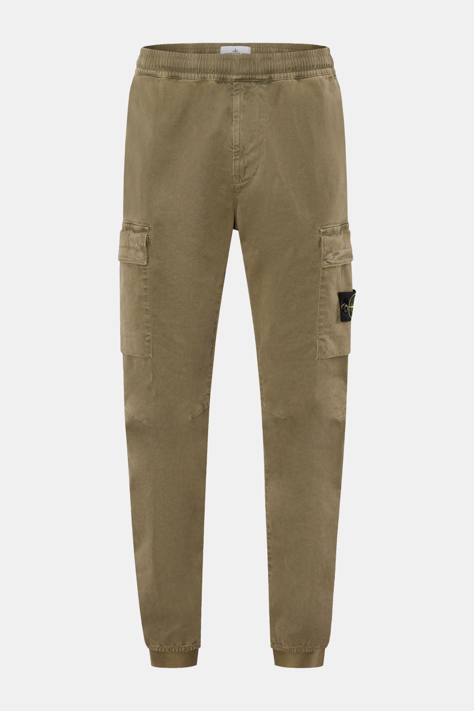 Stone Island Cargo-Jogpants oliv, frontale Ansicht, elastisch, Bio-Baumwolle, Cargo- und Zipper-Taschen, Kompass-Badge, Tapered Fit, kurzer Schnitt.