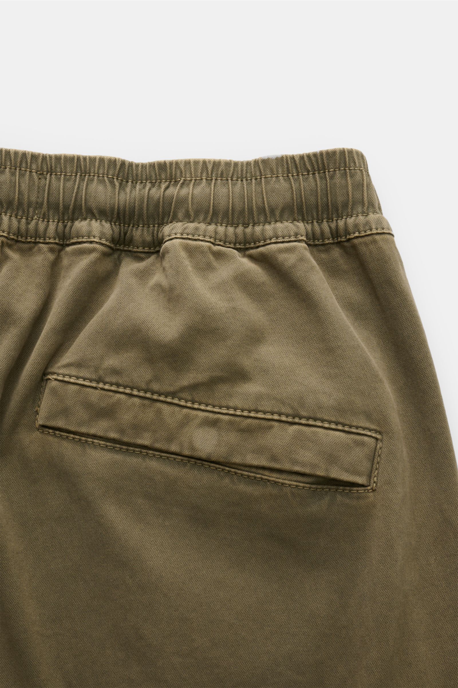 Stone Island Cargo-Jogpants oliv in Nahaufnahme von hinten, elastischer Bund, Gesäßtasche mit Druckknopf, aus Bio-Baumwolle, tapered Fit.