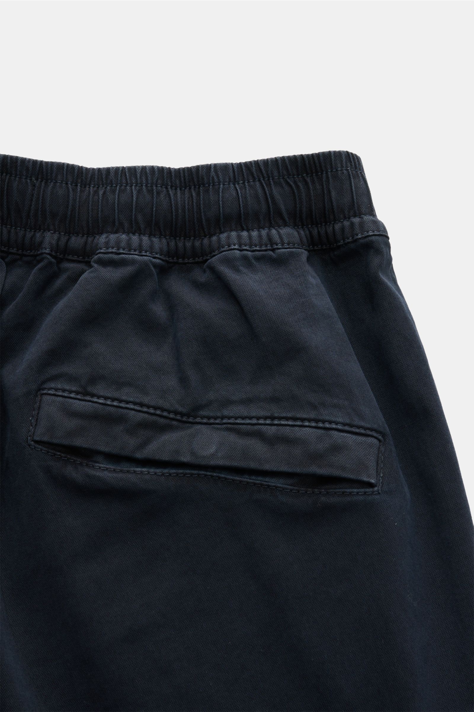 Stone Island Cargo-Jogpants navy, Detailaufnahme von hinten oben, elastischer Bund, Bio-Baumwolle, verdeckte Zipper-Tasche, Druckknopf-Gesäßtasche.