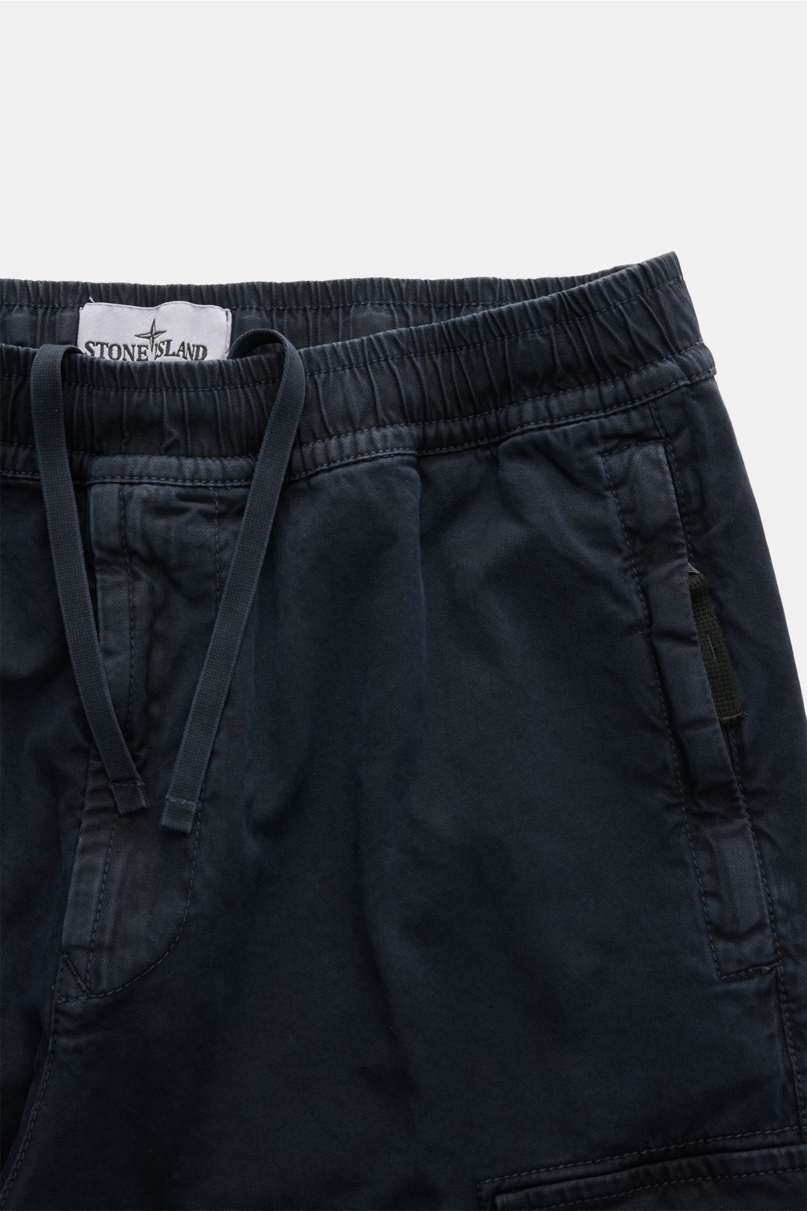 Stone Island Cargo-Jogpants navy, Nahaufnahme von vorne, elastischer Bund mit Tunnelzug, Reißverschluss-Taschen, Bio-Baumwolle, Tapered Fit, kurze Länge, Kompass-Badge.