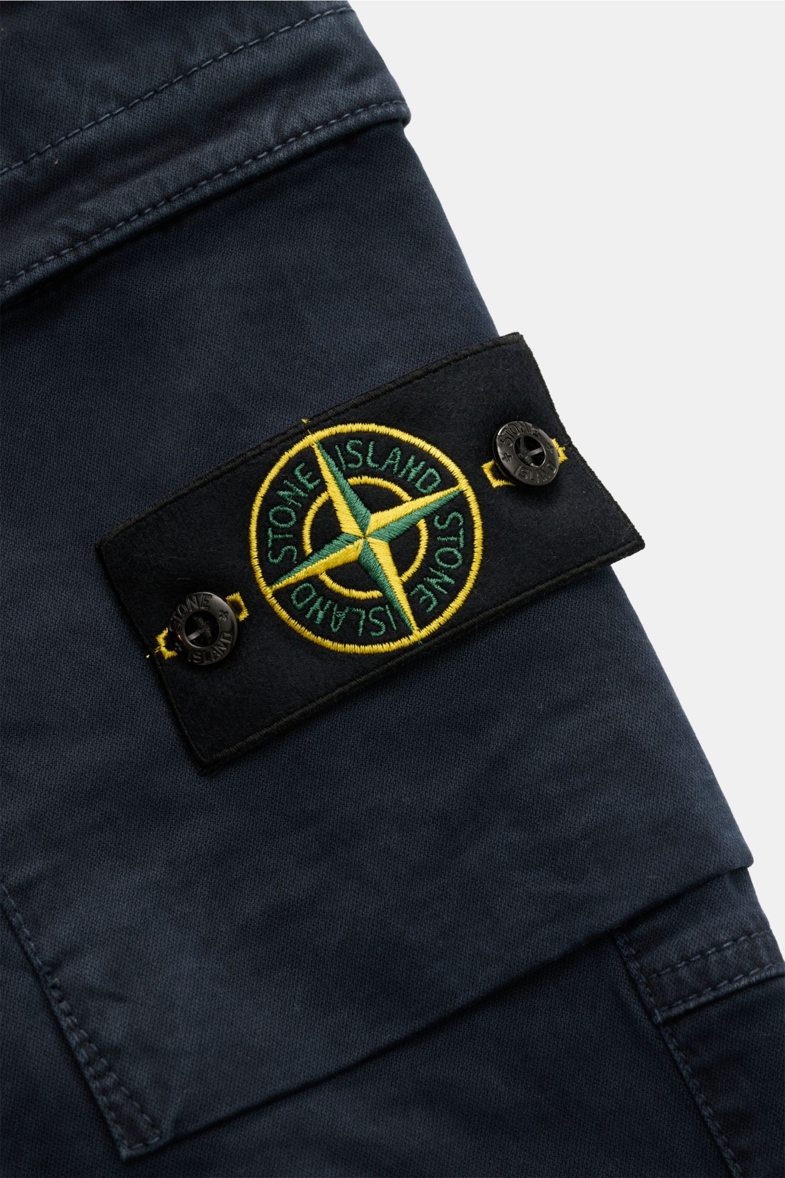 Stone Island Cargo-Jogpants navy Detailaufnahme der klassischen Cargo-Tasche mit typischem Kompass-Badge, elastische Bio-Baumwolle, garment dyed.