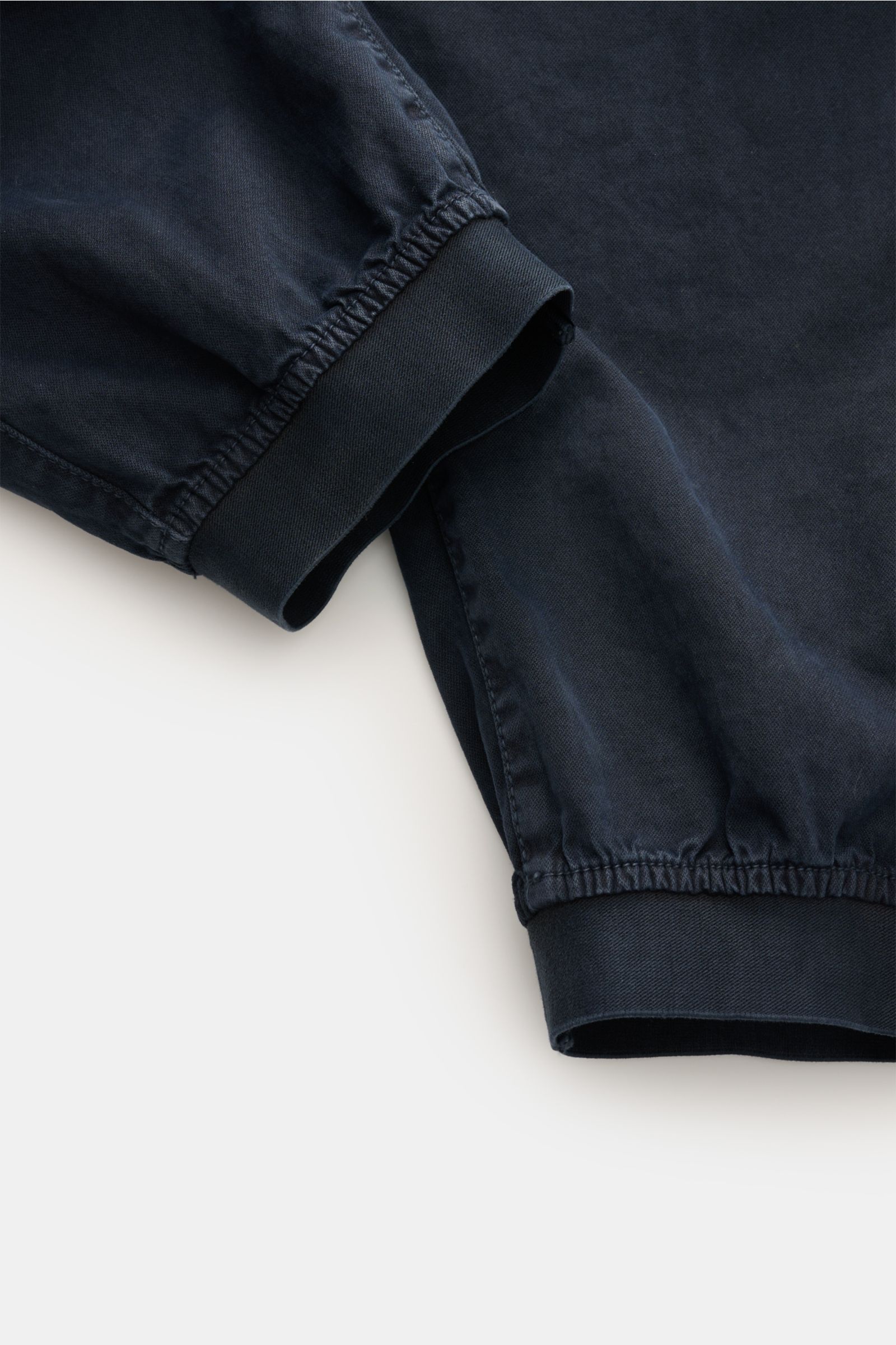 Stone Island Cargo-Jogpants navy, Detailaufnahme der elastischen Beinabschlüsse aus stückgefärbter Bio-Baumwolle, weicher Griff, Tapered Fit.