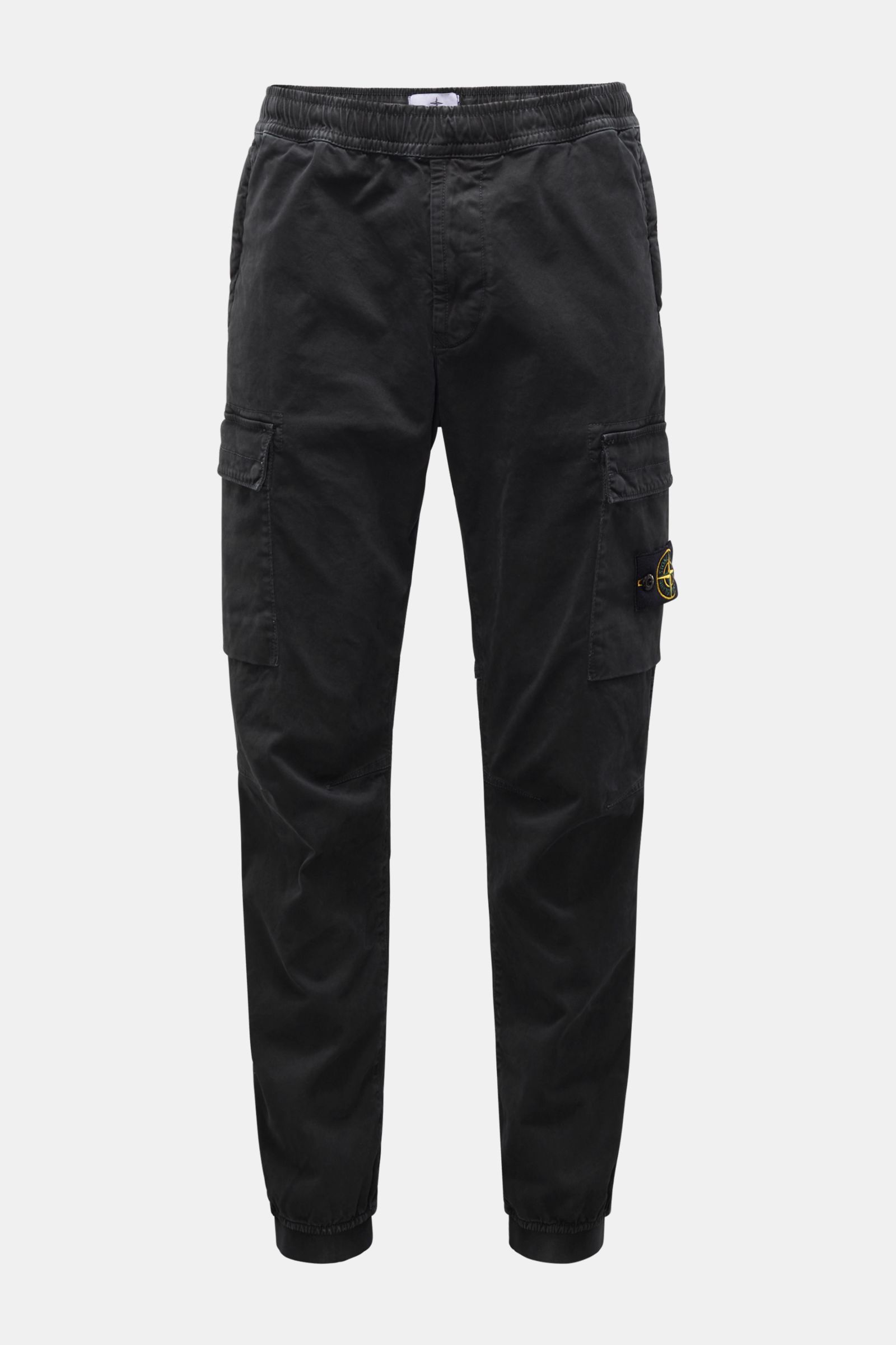 Front view of Stone Island Cargo-Joggpants schwarz made of leicht elastische Baumwolle, soft touch, garment dyed, Regular Fit, short cut, high waist, elastic waistband with internal drawstring, zip fly, concealed zipper pockets, classic cargo pockets, typ