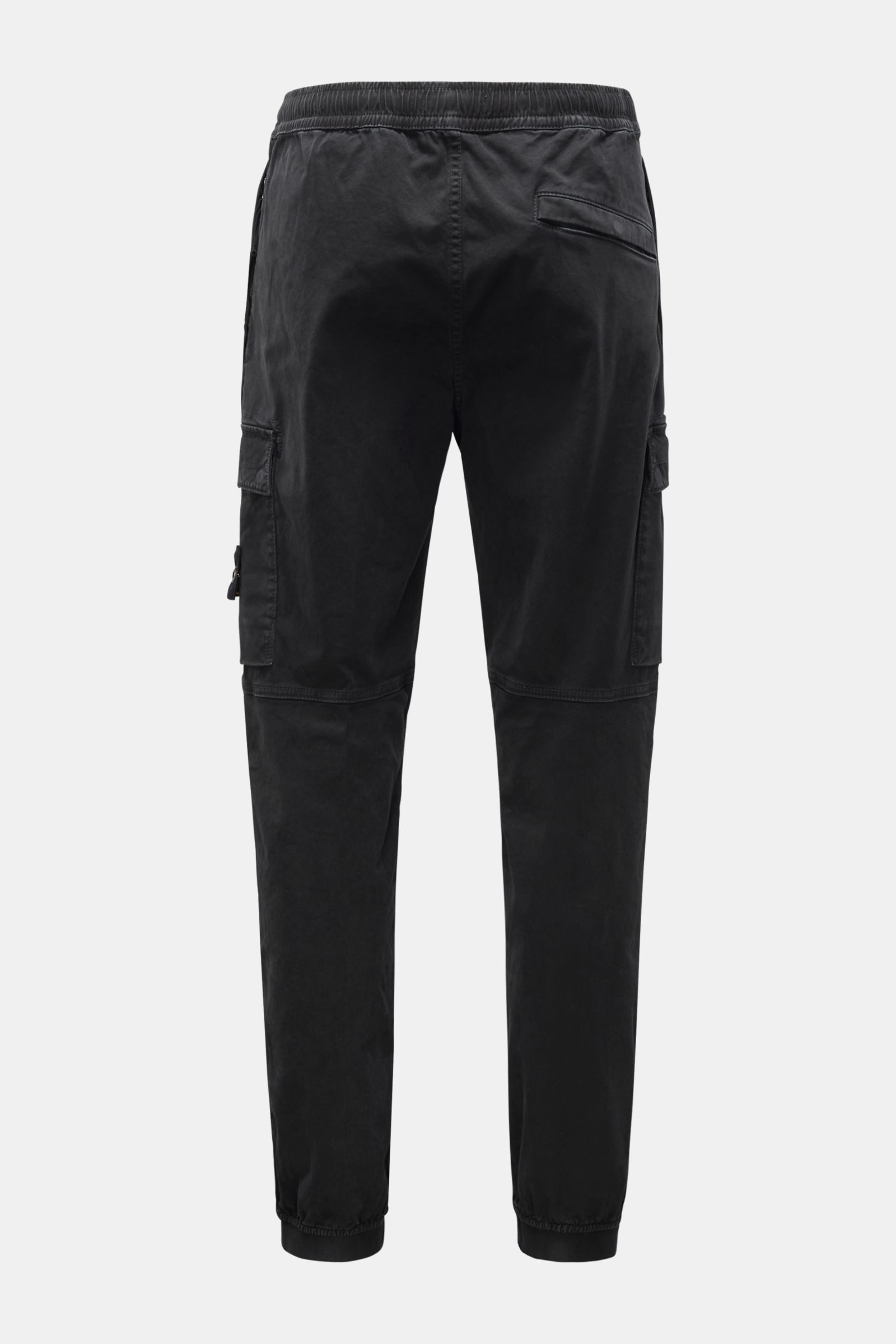 Stone Island Cargo-Joggpants schwarz shown from the back, made of leicht elastische Baumwolle, weicher Griff, garment dyed, Regular Fit, kurzer Schnitt, hohe Bundhöhe, elastischer Bund mit innenliegendem Tunnelzug, Eingriff mit Reißverschluss, verdeckte Z