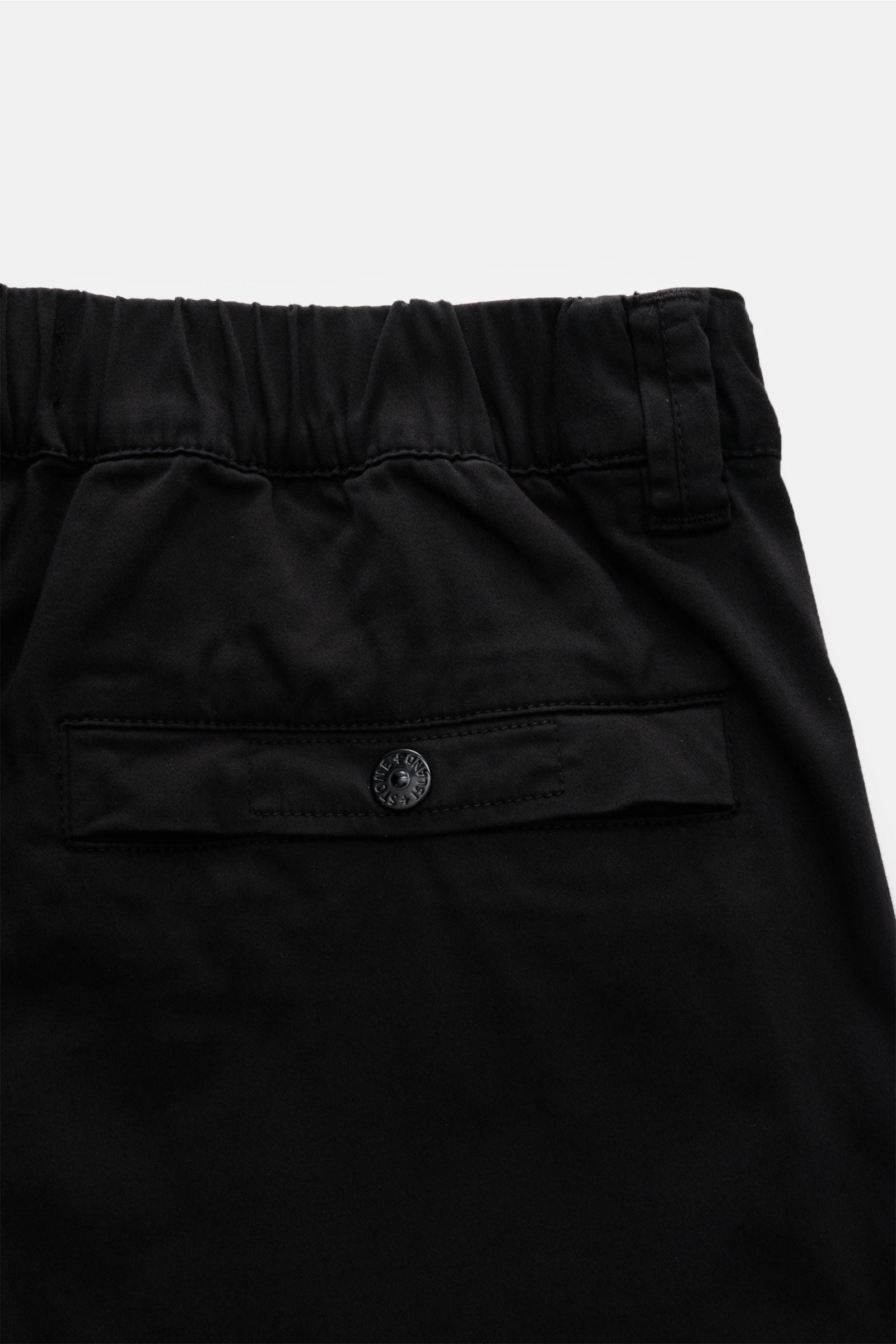 Stone Island Cargohose schwarz, Detailaufnahme Rückseite mit teilelastischem Bund, Druckknopftasche aus weicher Bio-Baumwolle.