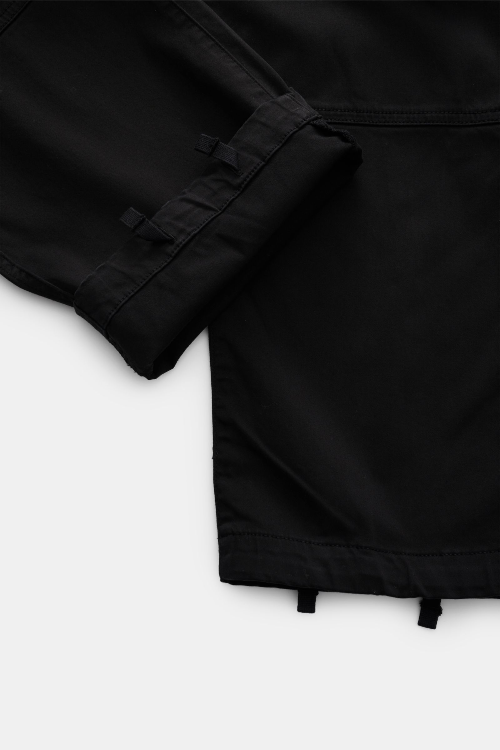 Stone Island Cargohose schwarz, Detailansicht von unten, kurze Hose aus elastischer Bio-Baumwolle mit Druckknopftaschen, Regular Fit.