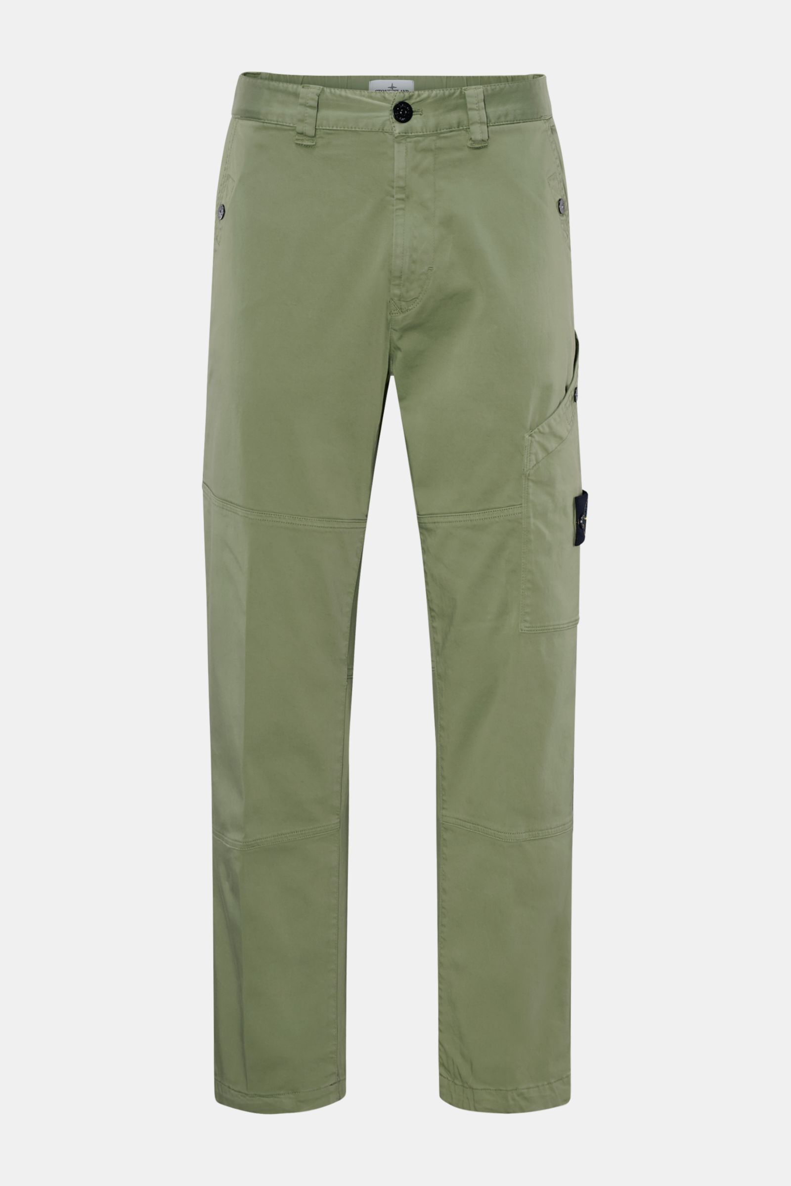 Stone Island Cargohose oliv in Frontansicht aus leicht elastischer Bio-Baumwolle mit Cargo- und Druckknopftaschen, regular Fit, teilelastischem Bund.