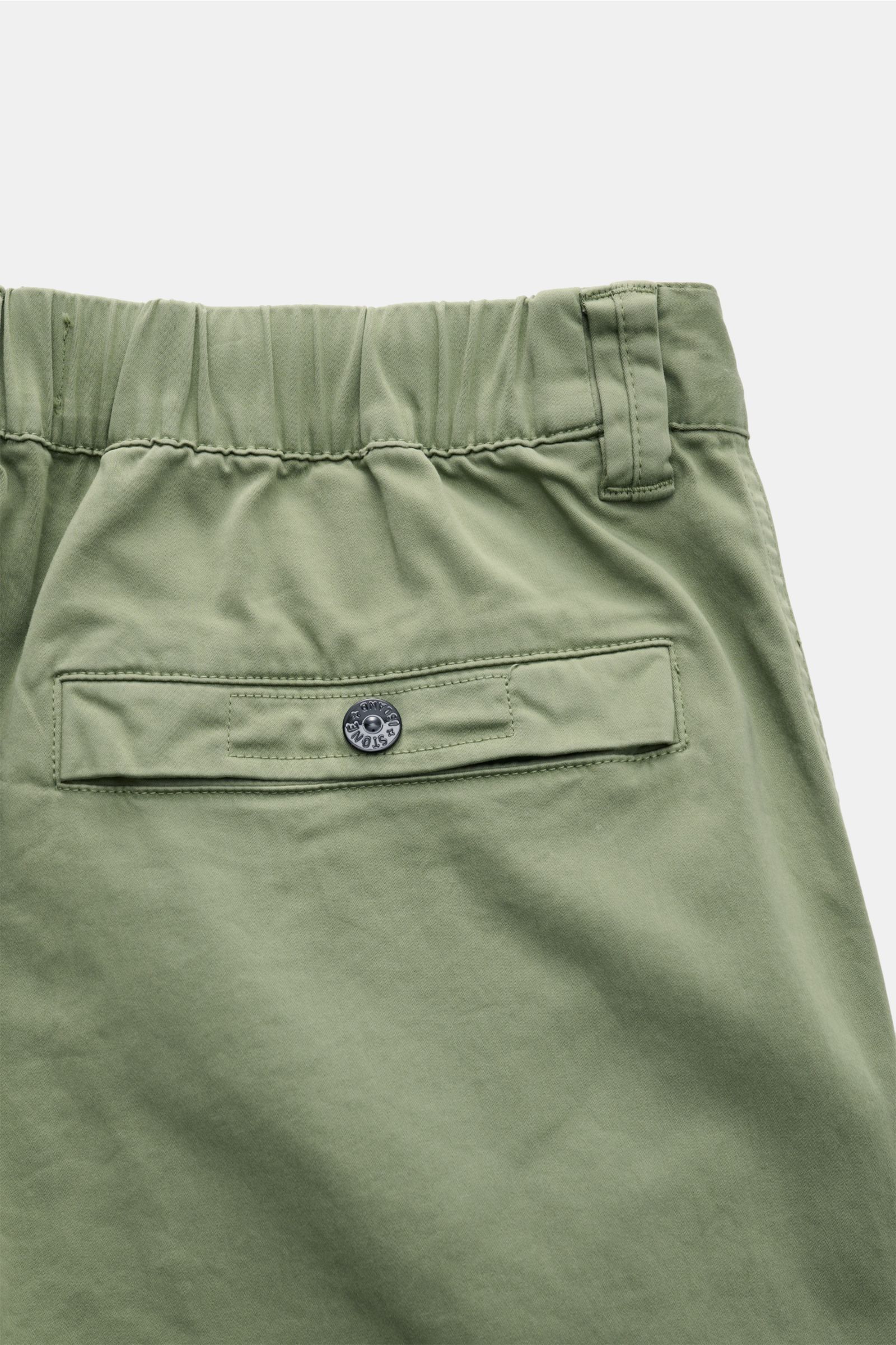 Stone Island Cargohose oliv in Nahaufnahme von hinten, mit teilelastischem Bund, Druckknopftasche und weicher Bio-Baumwolle.
