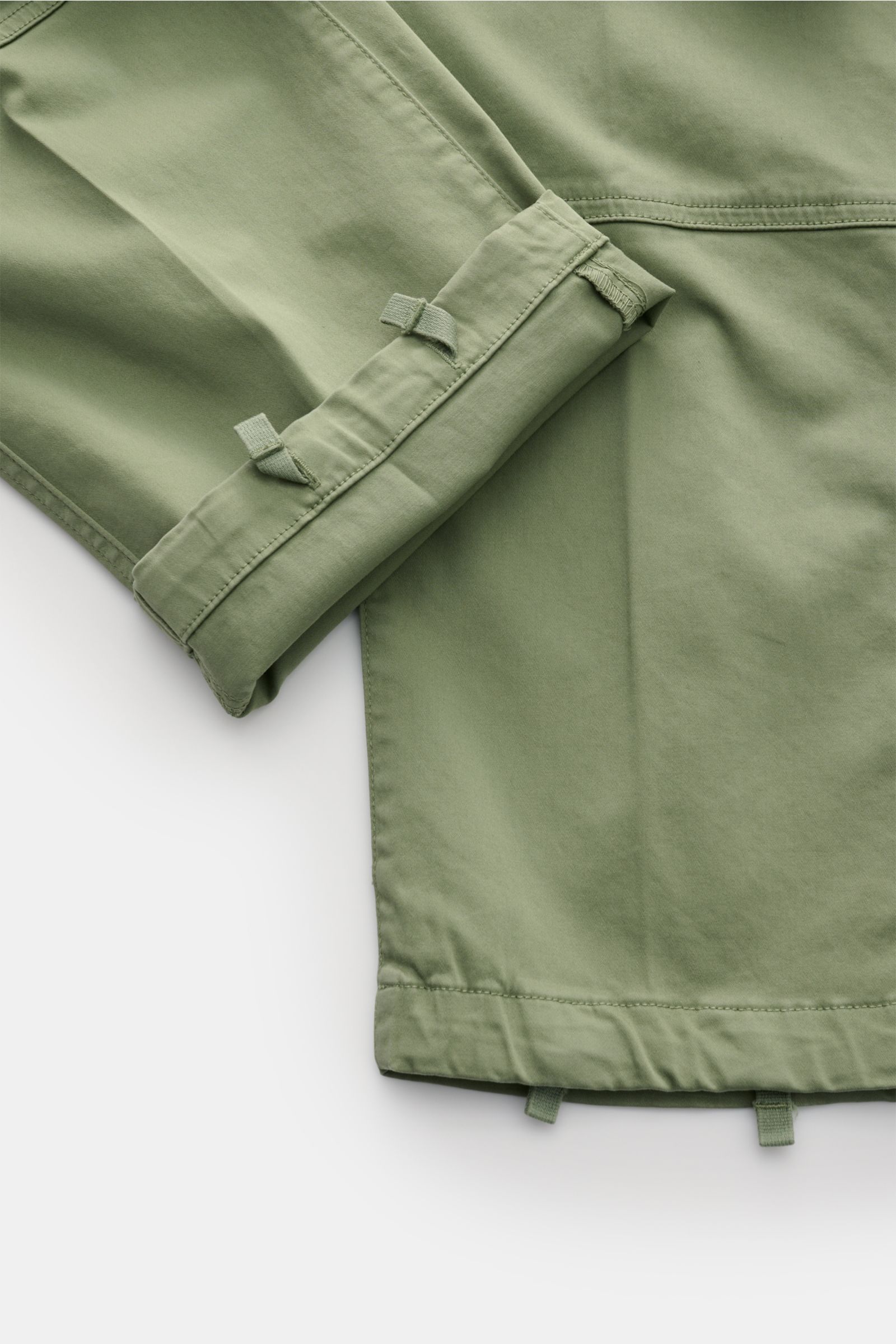 Stone Island Cargohose oliv, Detailaufnahme vom Beinabschluss mit regulierbaren Schlaufen aus elastischer Bio-Baumwolle.
