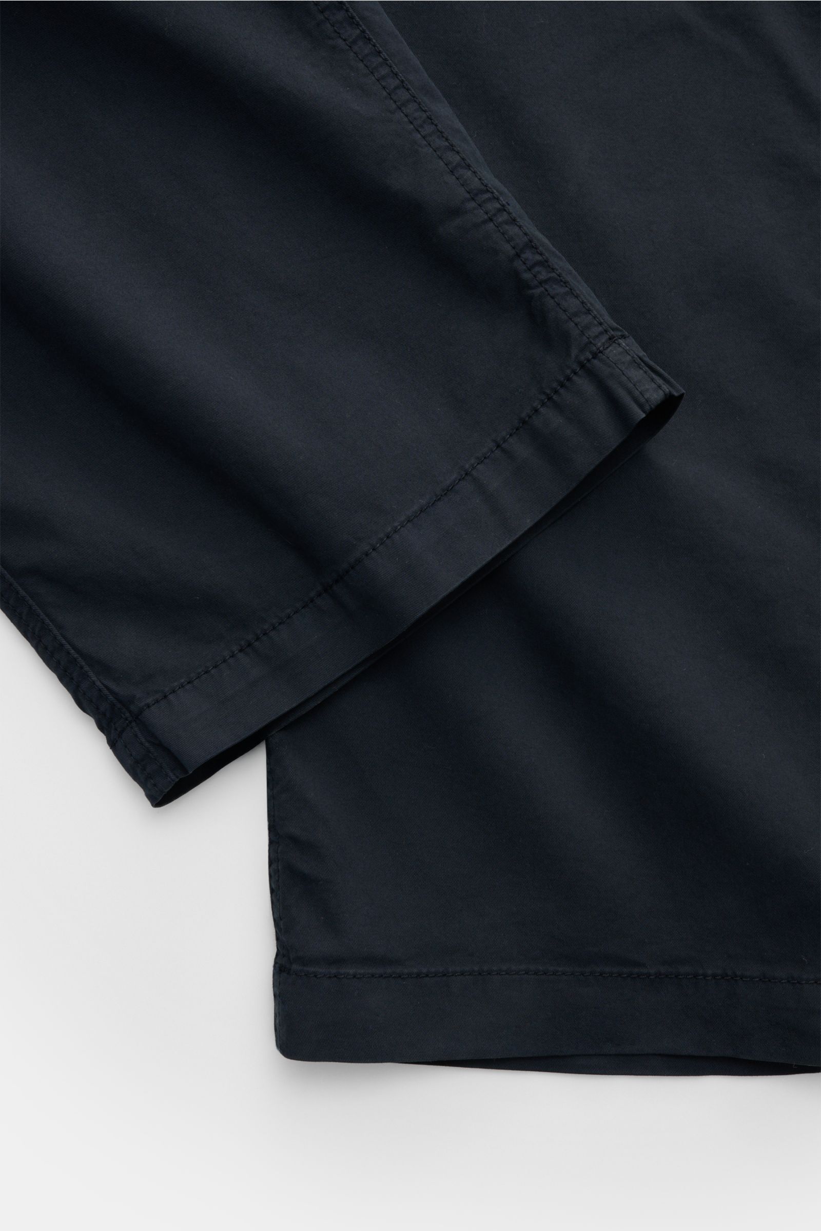 Stone Island Joggpants navy close-up from above showing hem and fabric texture of lightweight, slightly elastic cotton with neat stitching. 

Diese leger geschnittene Joggpants aus hochwertiger, leicht elastischer Baumwolle von STONE ISLAND hat mit ihr