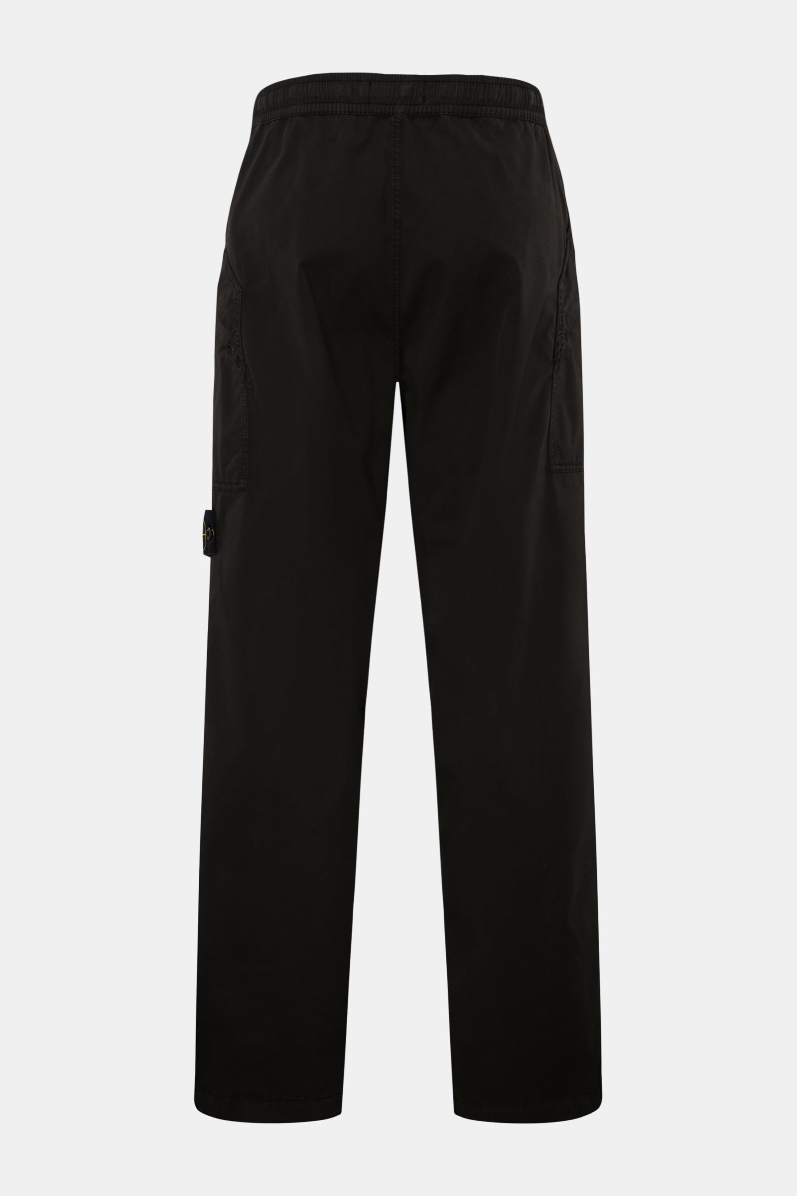 Stone Island Joggpants schwarz shown from the back, made of lightly elastic cotton with elastic waistband, zippered pockets, and compass badge. Diese leger geschnittene Joggpants aus hochwertiger, leicht elastischer Baumwolle von STONE ISLAND hat mit i