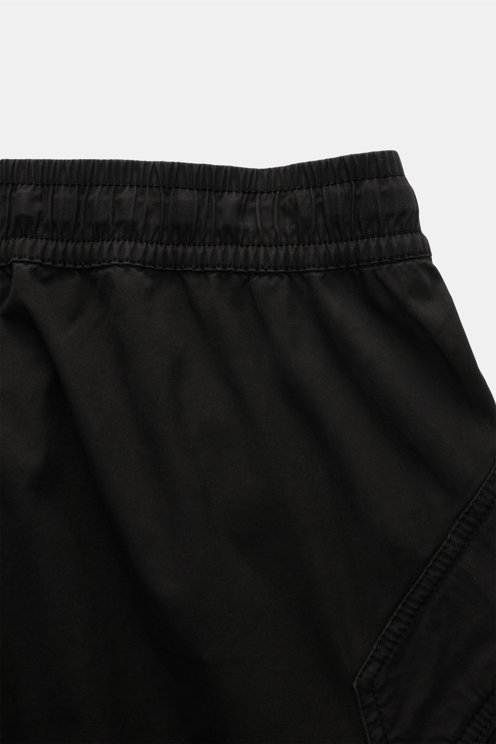 Close-up image of the upper section of Stone Island Joggpants schwarz, showing the elastic waistband and pocket from a top-front perspective. Diese leger geschnittene Joggpants aus hochwertiger, leicht elastischer Baumwolle von STONE ISLAND hat mit ihr