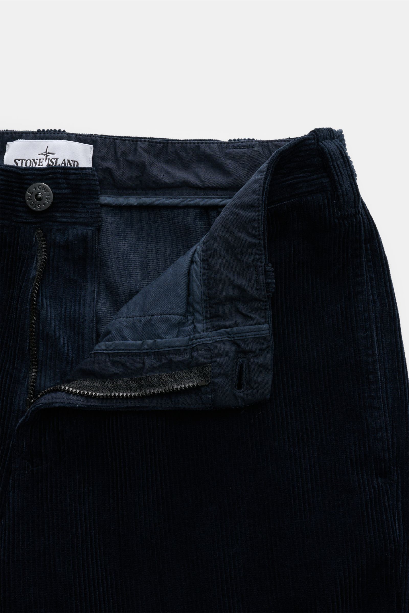 Stone Island Cord-Cargohose navy shown from top front with open zipper, made of soft pure organic cotton corduroy, regular fit, straight cut, functional pockets, and iconic compass badge. Lässig und unverkennbar STONE ISLAND: Diese Cargohose kombiniert so