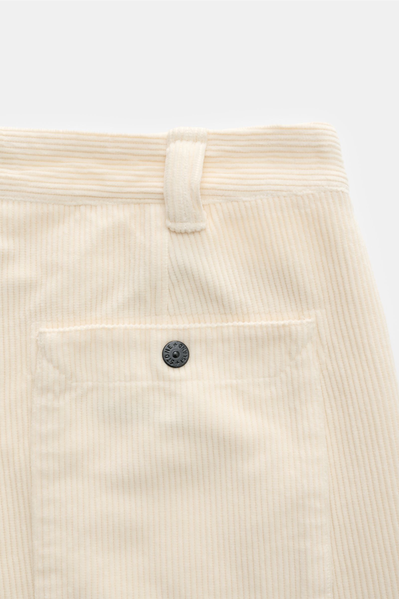 Stone Island Cord-Cargohose creme, Detailansicht von hinten oben, weicher Bio-Baumwollcord, Gesäßtasche mit Druckknopf und Kompass-Badge.