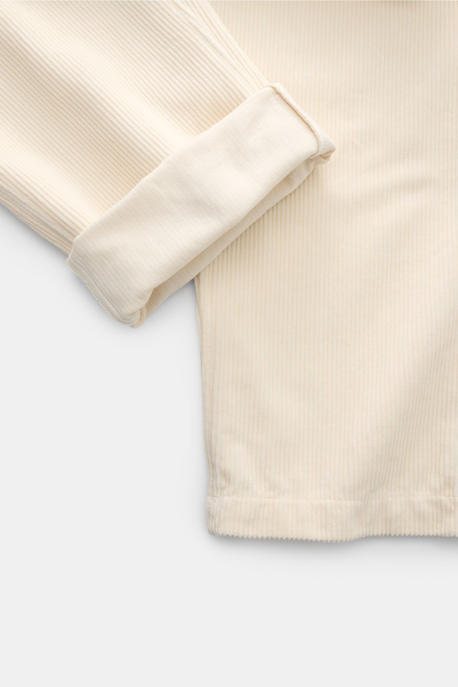 Stone Island Cord-Cargohose creme aus weichem Bio-Cord, Regular Fit mit geradem Schnitt, Reißverschluss, Bundknopf und typischem Kompass-Badge, seitliche Cargo-Tasche sichtbar, Detailaufnahme von oben.