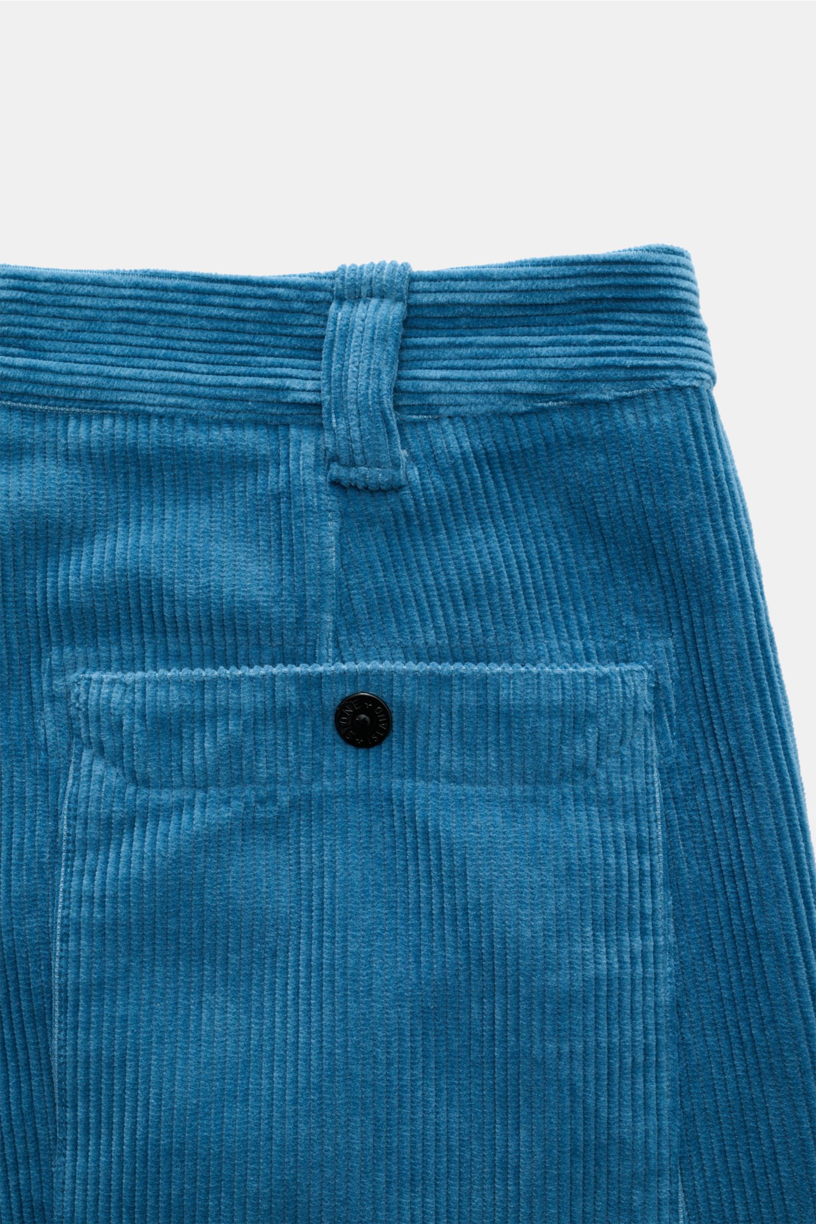 Stone Island Cord-Cargohose blau aus Bio-Baumwolle, weicher Cordstoff, Rückansicht mit Gesäßtasche, Druckknopf und Kompass-Badge.