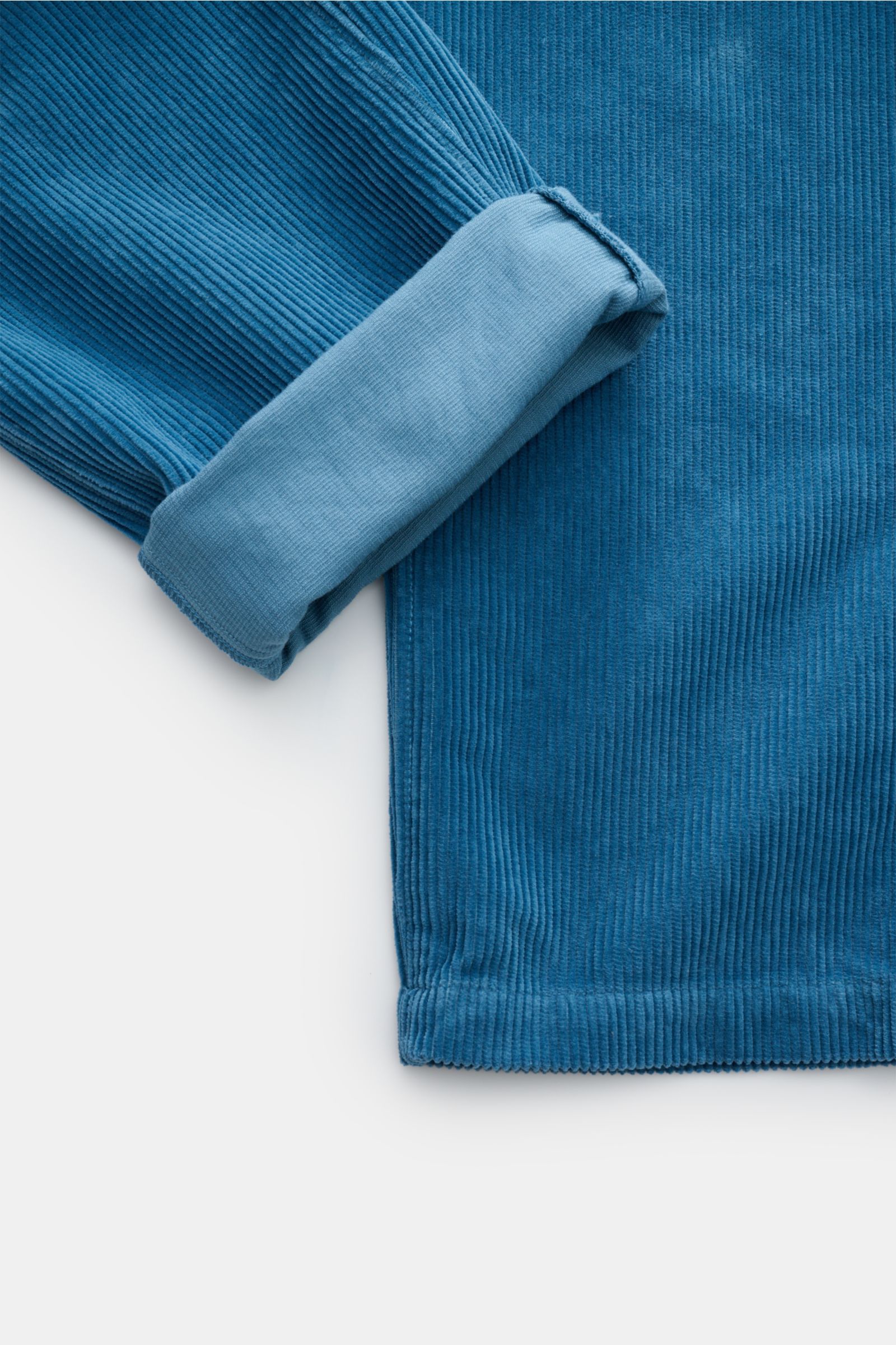 Stone Island Cord-Cargohose blau aus Bio-Baumwolle, soft, Regular Fit, gerader Schnitt, Detailansicht mit umgeschlagenem Bein und klarer Textur.