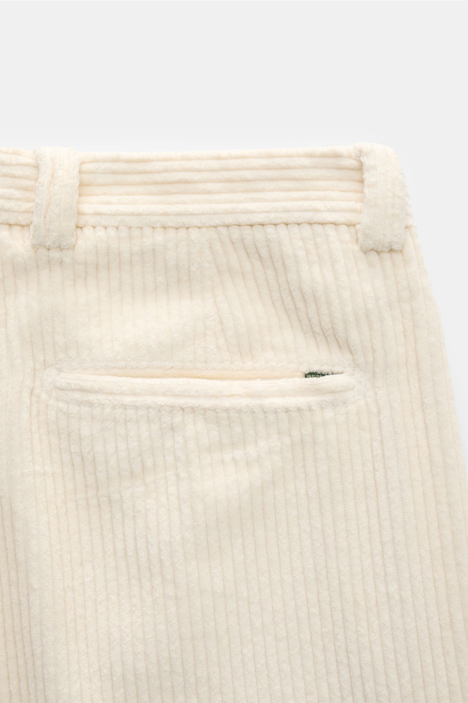 Berwich Cordhose 'Chiaia' creme aus Breitcord-Baumwolle im Tapered Fit, knöchellang, mit Bund, Leistentasche und Weblabel, Rückansicht.