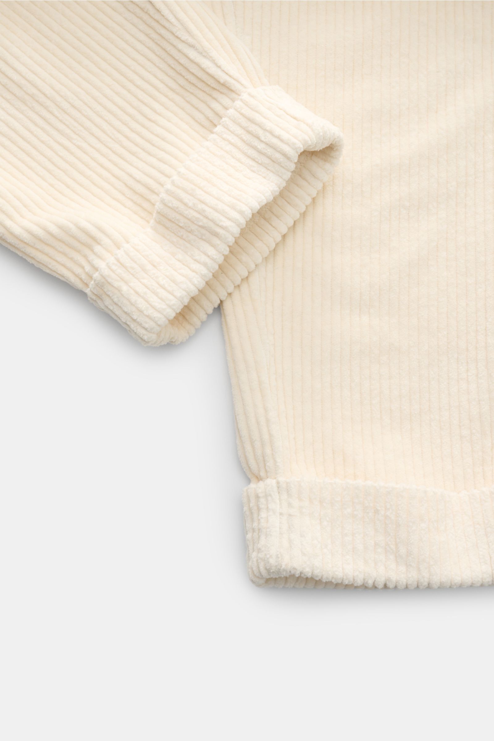 Berwich Cordhose 'Chiaia' creme im Detail von oben, zeigt weichen Breitcord aus reiner Baumwolle, Tapered Fit, Saumaufschlag.