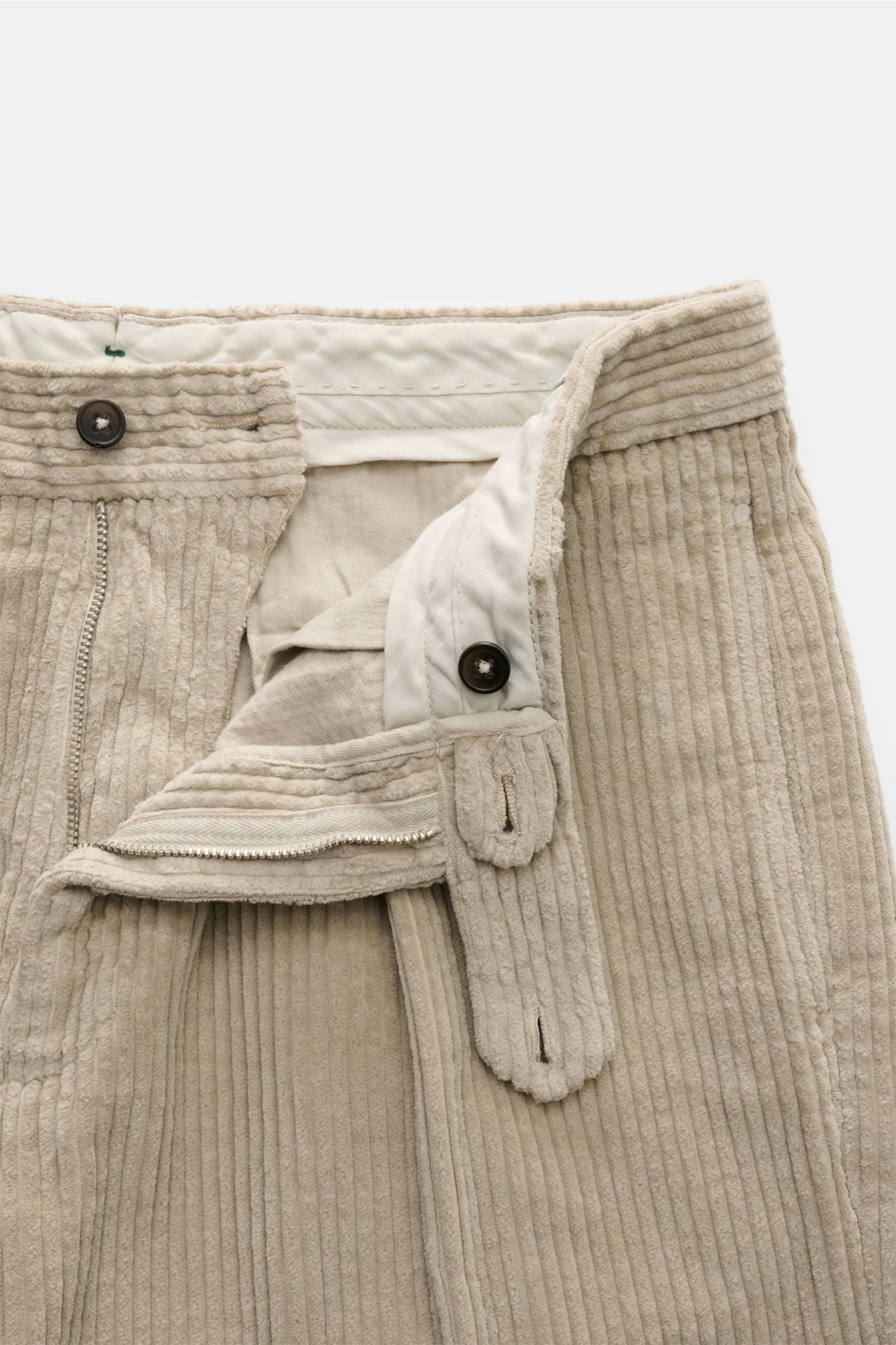 Berwich Cordhose 'Chiaia' sand shown from a close-up front perspective with open zipper and button, made of soft pure cotton wide corduroy in tapered fit with regular thigh width, ankle length, narrow leg, waistband buttons, extended button strap, simple 