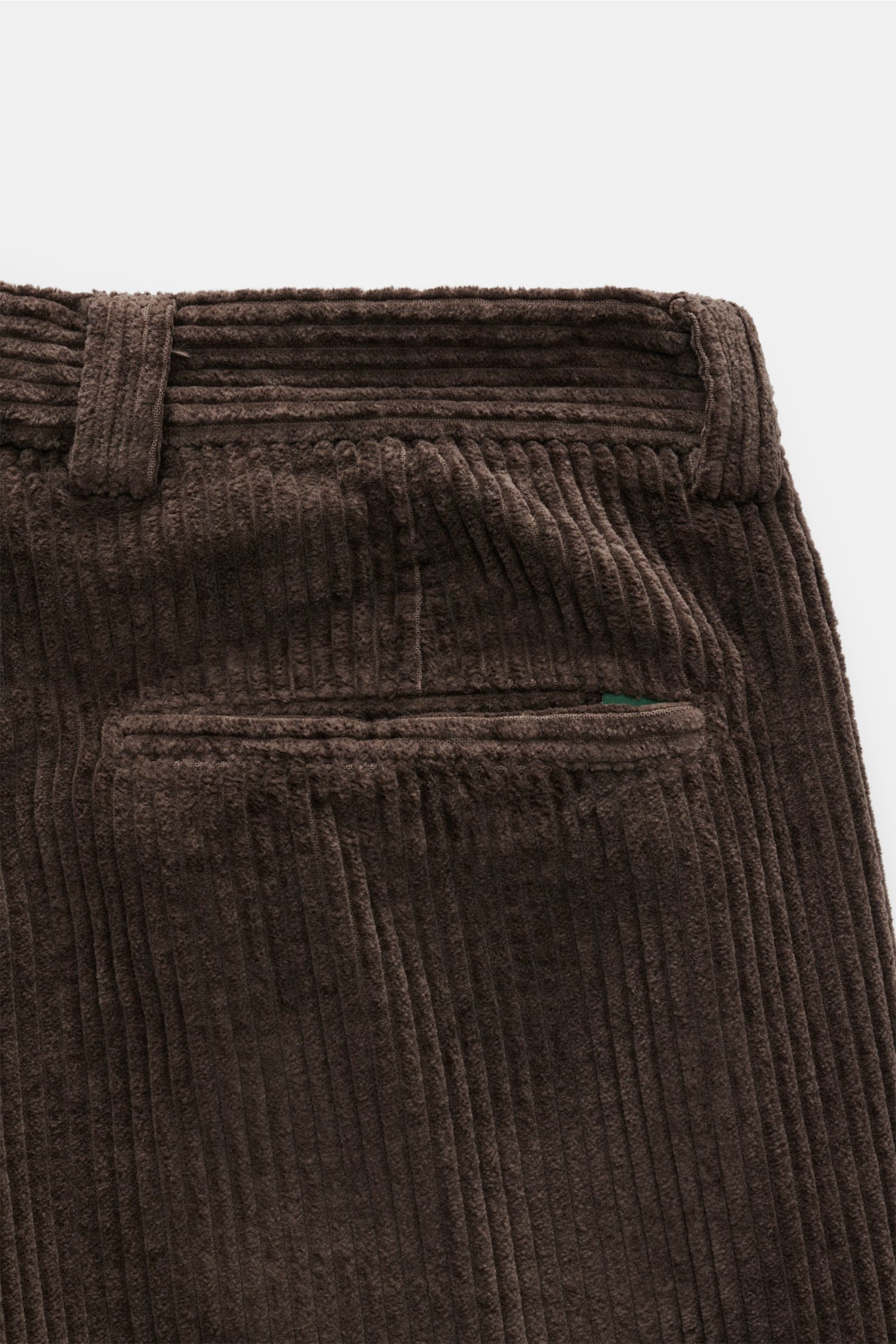 Close-up rear view of the Berwich Cordhose 'Chiaia' dunkelbraun, showing dark brown wide cotton corduroy with soft texture, tapered fit, regular thigh width, ankle length, waistband with belt loops, extended button tab, simple pleat, side seam pockets, we