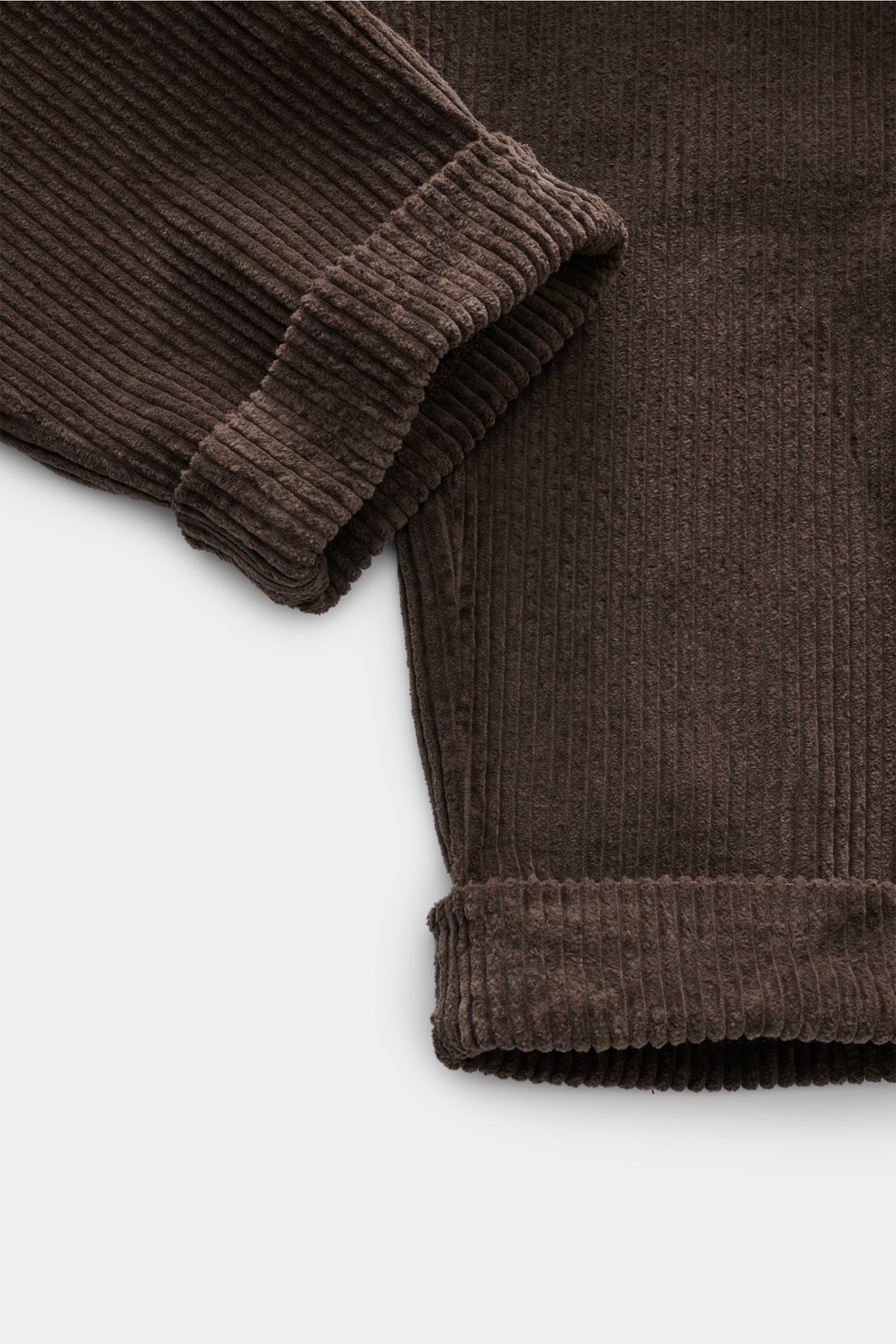 Close-up front view of Berwich Cordhose 'Chiaia' dunkelbraun, showing dark brown pure cotton wide corduroy fabric with soft texture and fixed cuff hem. The tapered fit pants feature regular thigh width, ankle length, side seam pockets, welt back pockets, 