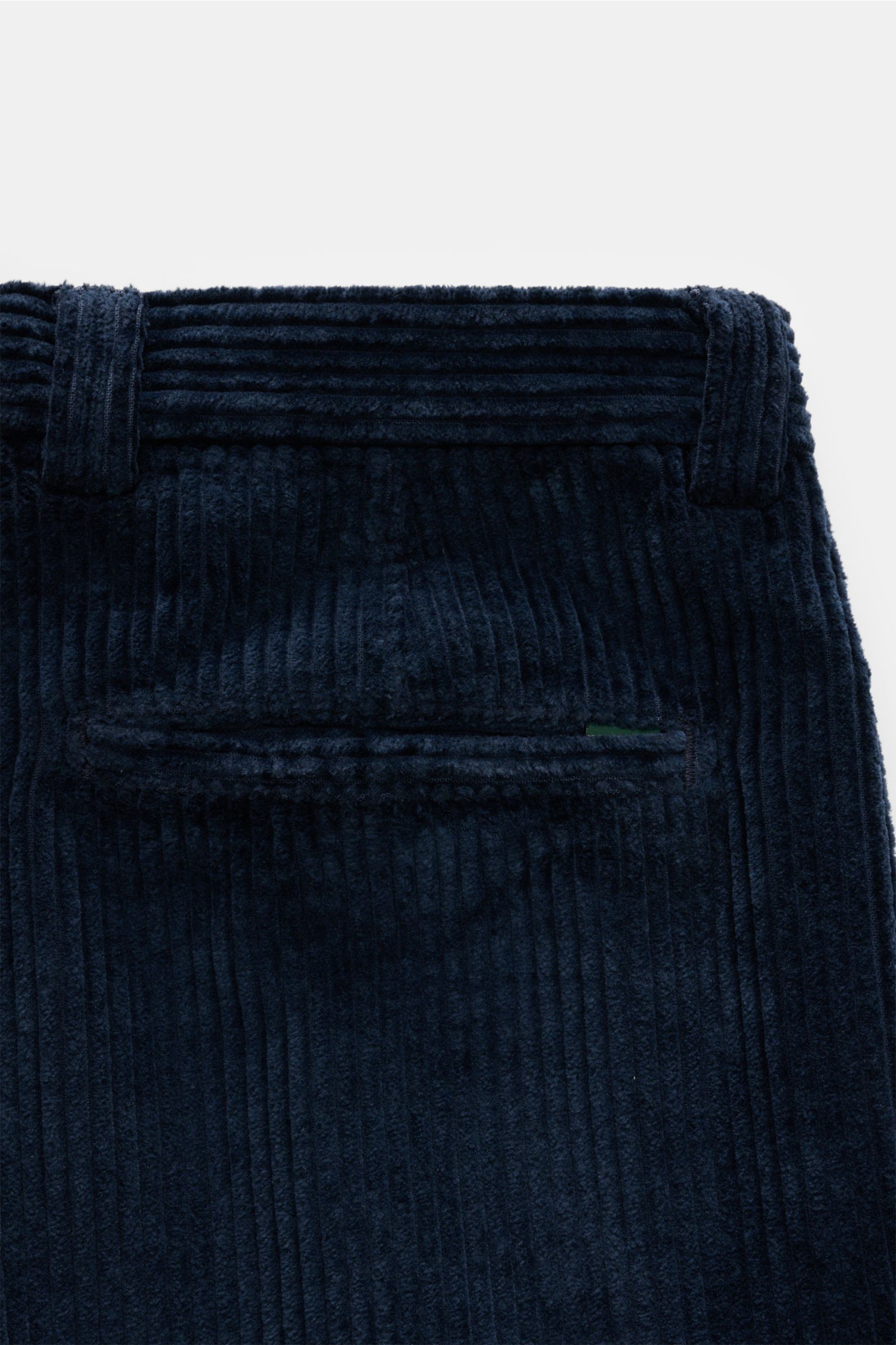 Berwich Cordhose 'Chiaia' navy aus weichem, reiner Baumwoll-Breitcord, schmal zulaufend, knöchellang, Rückansicht mit Leistentaschen und Bundschlaufen.