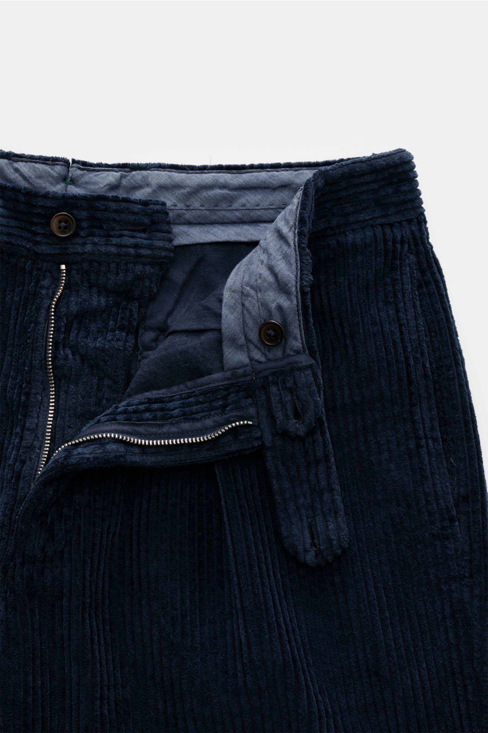 Berwich Cordhose 'Chiaia' navy aus weichem Breitcord, Tapered Fit mit Reißverschluss, Bundknöpfen, fixiertem Saumaufschlag, frontal fotografiert.