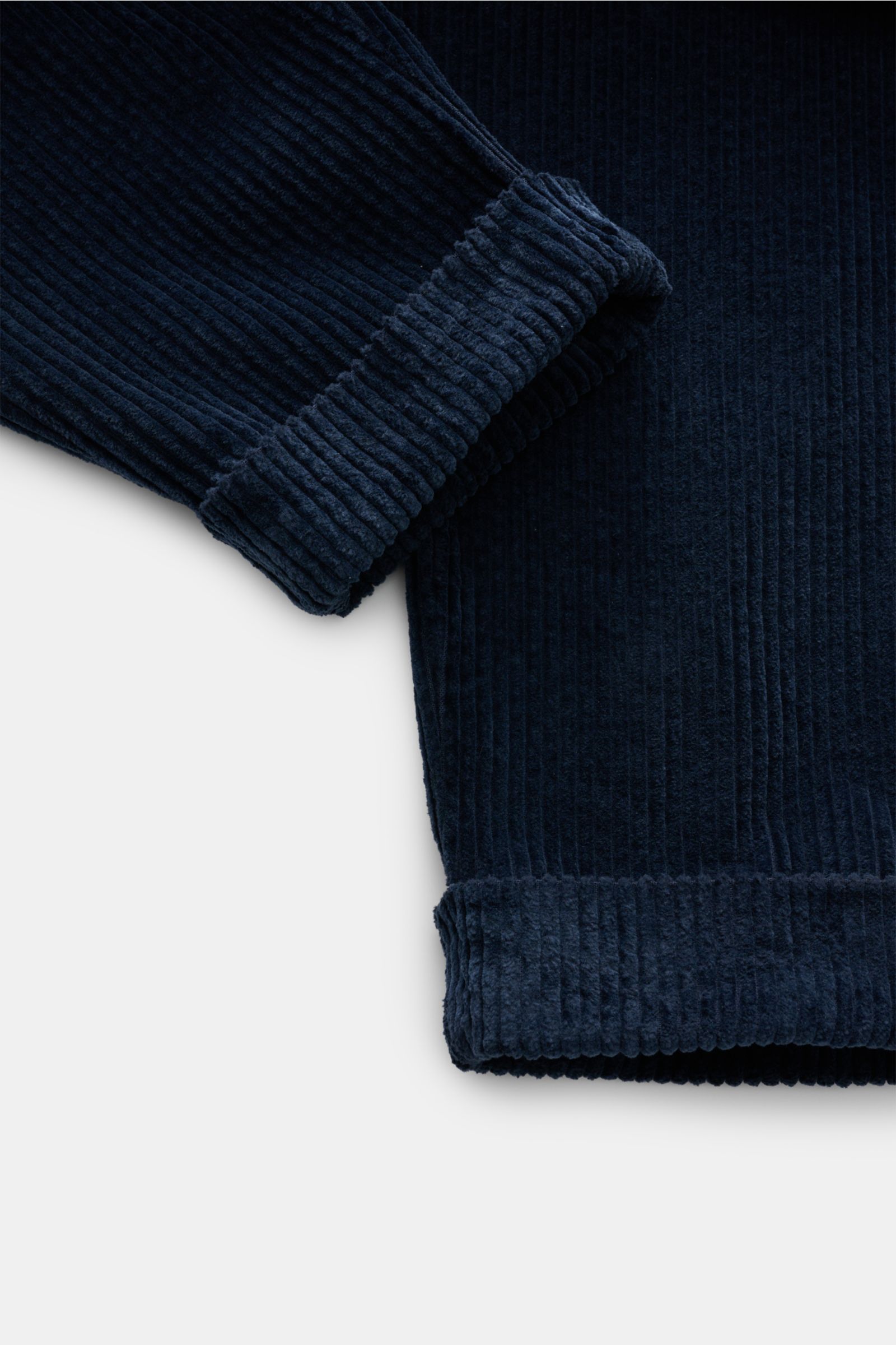 Berwich Cordhose 'Chiaia' navy aus weichem, breitem Baumwollcord, knöchellang mit fixiertem Saumaufschlag, Detailfoto vom Beinabschluss.