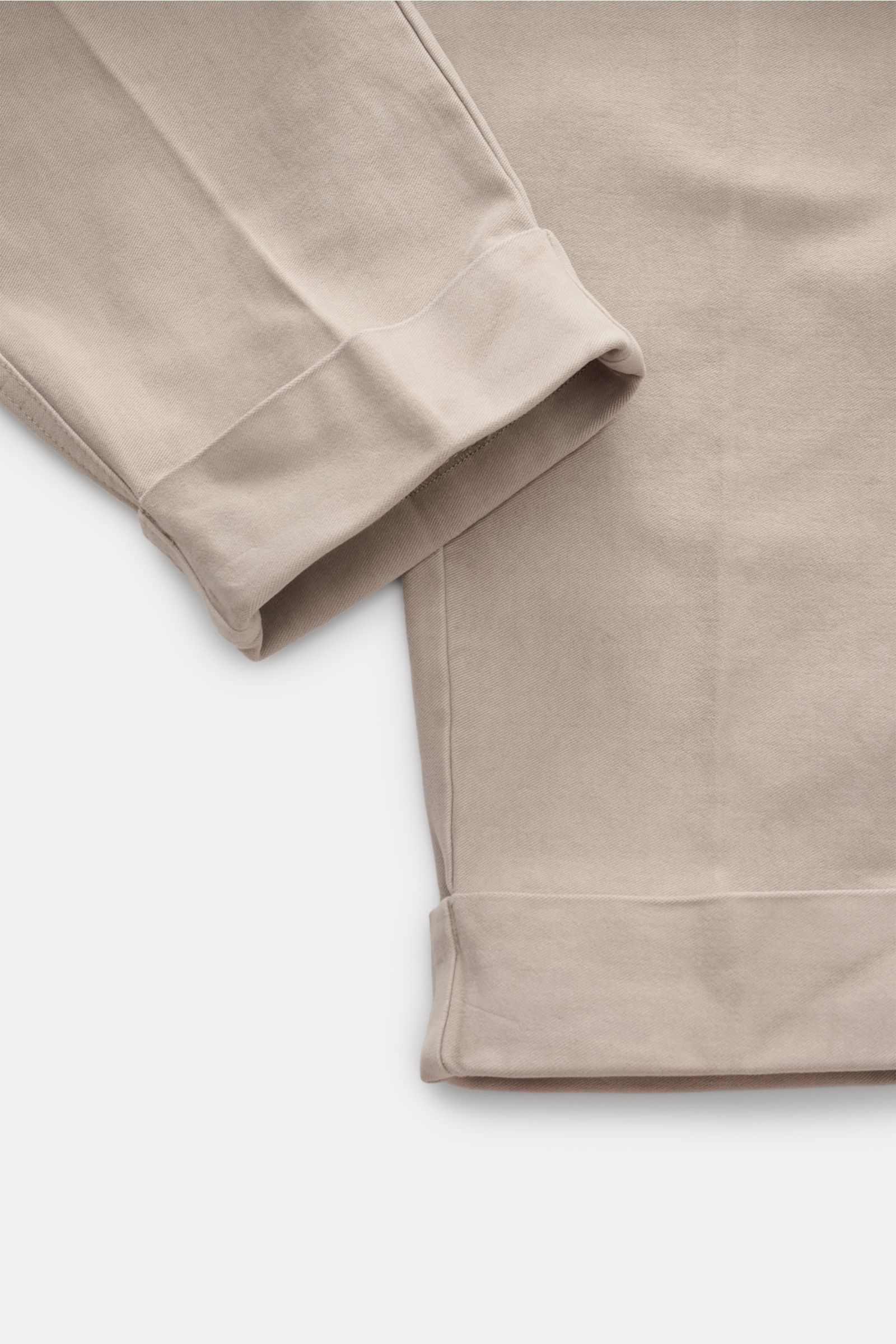 Berwich Baumwollhose 'Chiaia' beige, Detailaufnahme der knöchellangen, tapered Fit Hose aus softem Baumwoll-Flanell mit Taschen und Bundknöpfen.