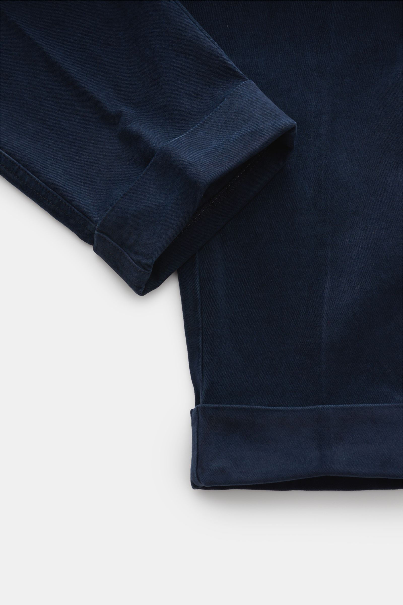 Berwich Baumwollhose 'Chiaia' navy, Detailaufnahme von knöchellangem Bein mit softem Baumwoll-Flanell, tapered Fit, leichter Elastizität, sehr weichem Griff.