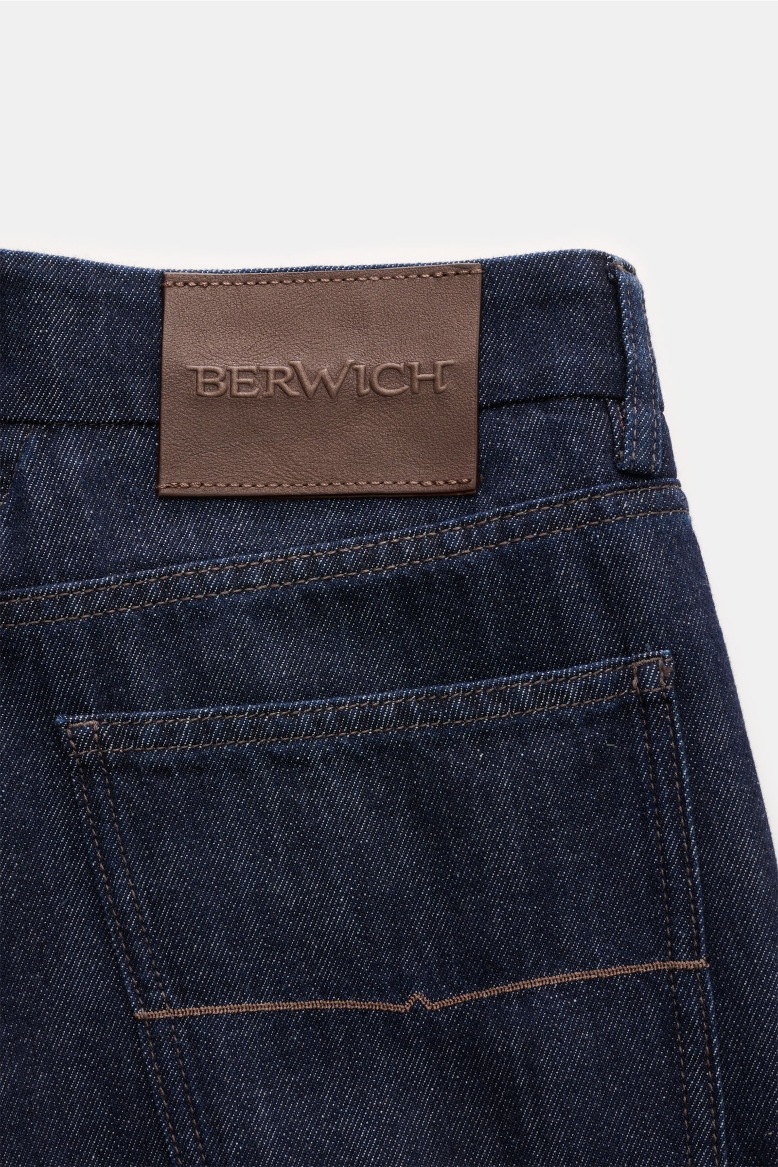 Berwich Jeans 'Chiaia 5t-GD' navy in Nahaufnahme von hinten mit sichtbarem Leather-Patch, Five-Pocket-Stil aus reiner Baumwolle.